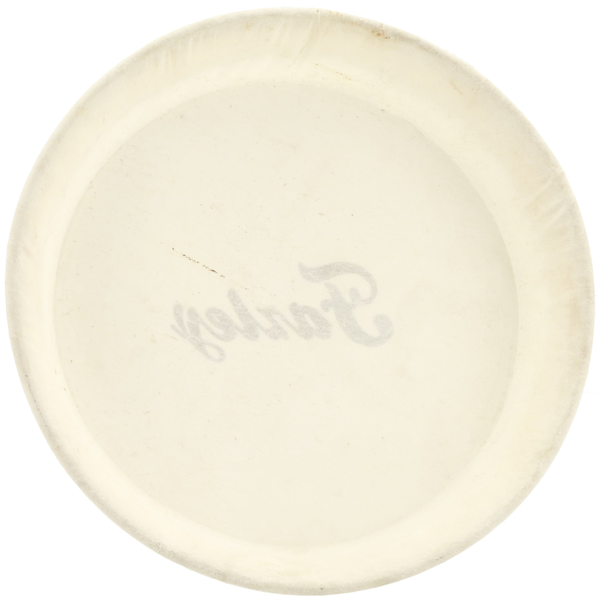 Een crème-kleurige kom met grijze belettering, van bovenaf gezien.