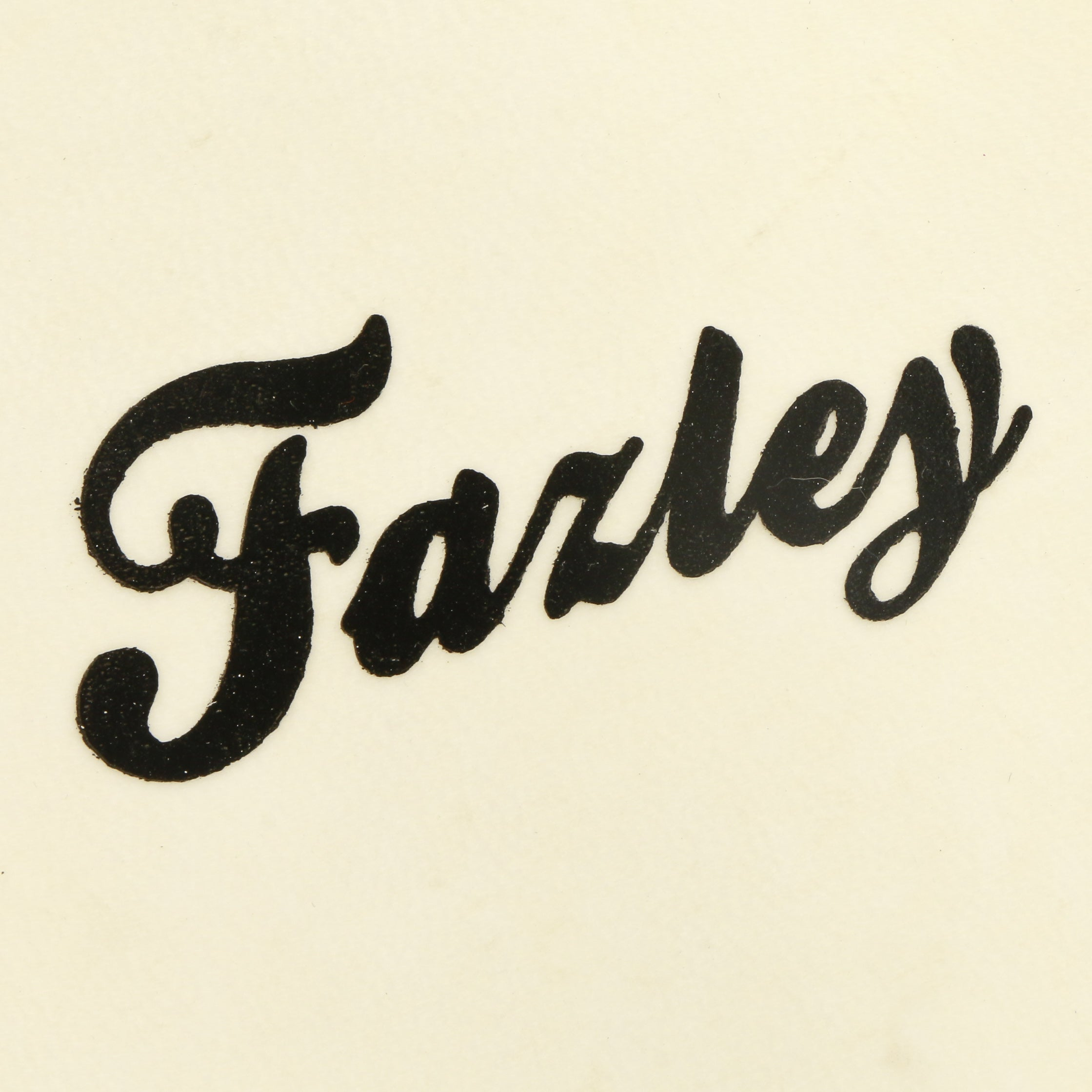 Het woord "Farley" is in zwart, cursief schrift op een gebroken witte achtergrond.