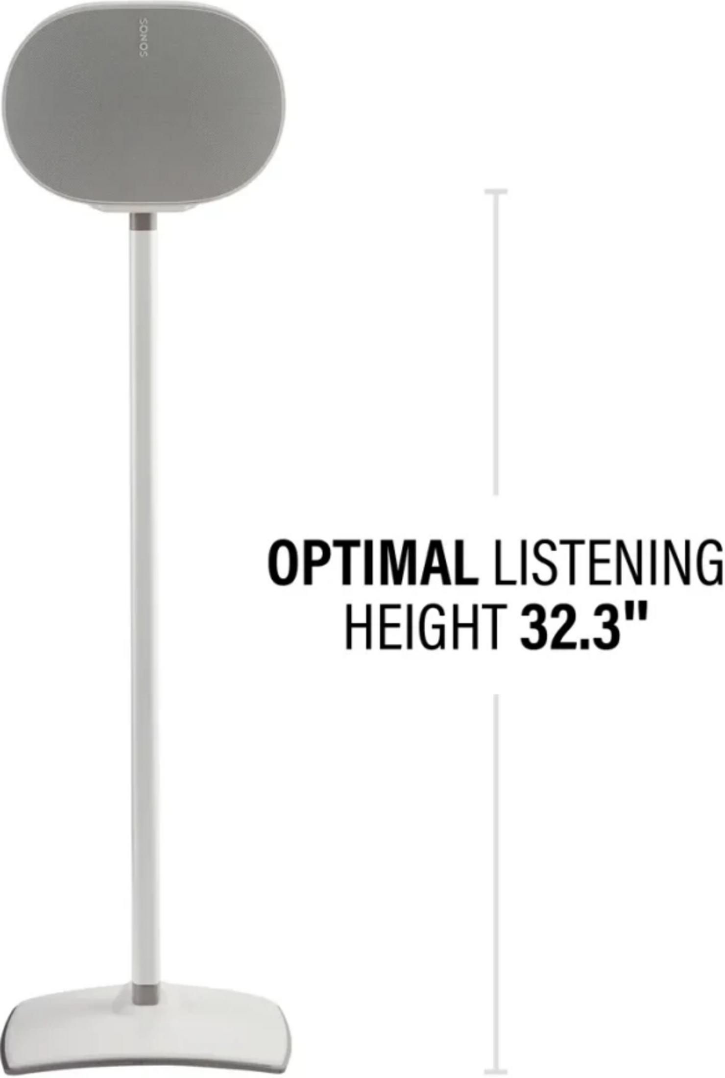 Een grijze luidspreker staat op een witte standaard, 32,3 inch hoog.