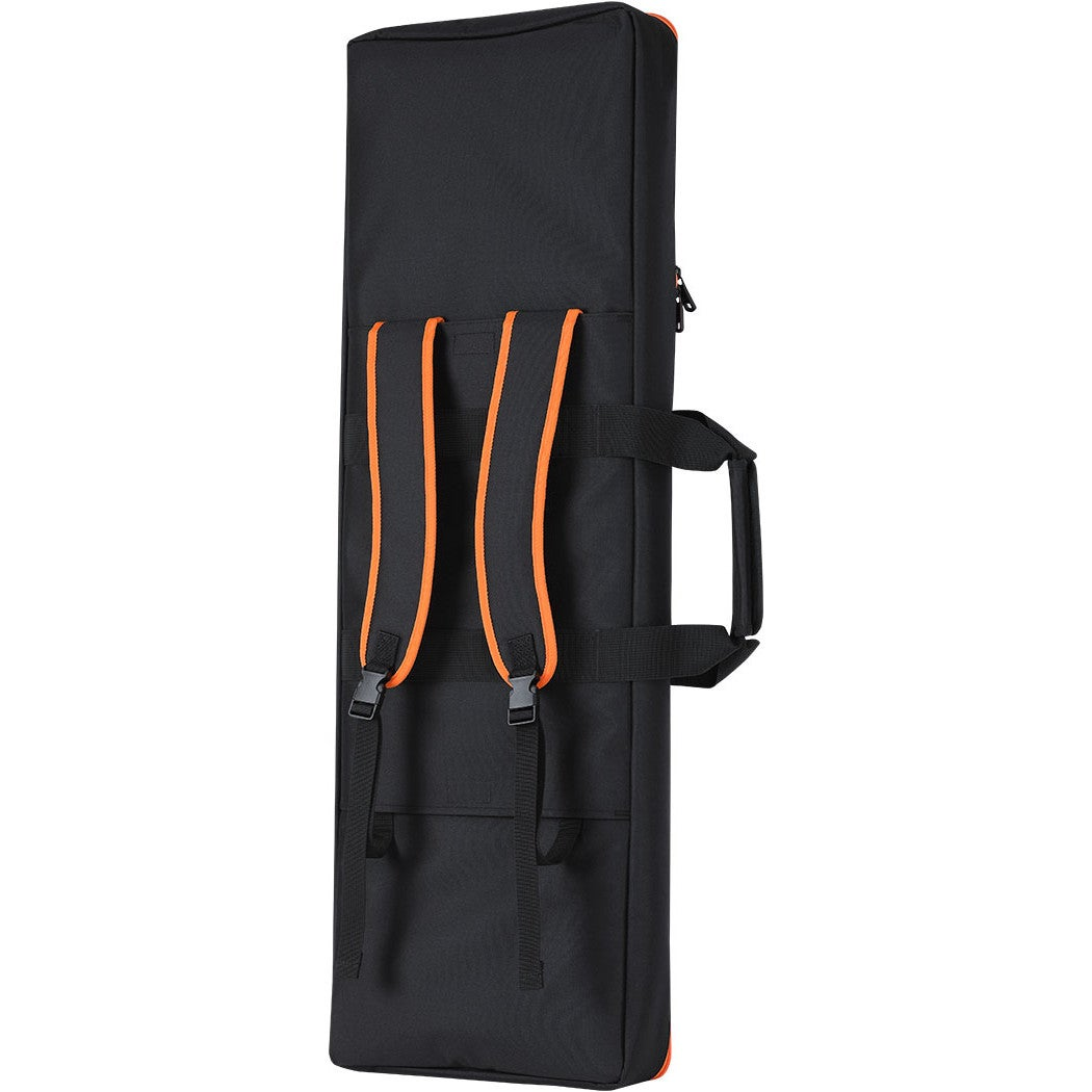 Zwarte tas met oranje accenten, handgrepen en riemen.
