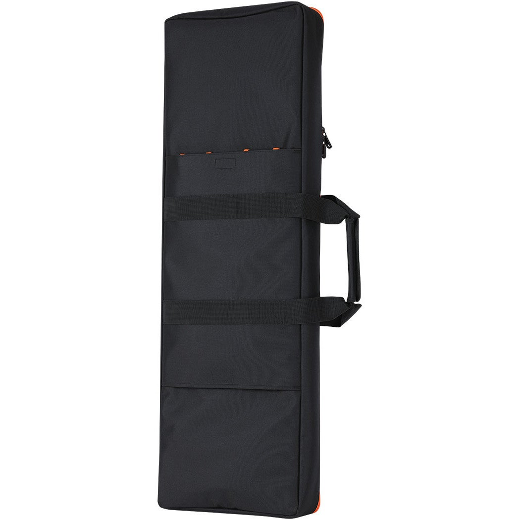 Zwarte tas met twee handvatten en ritssluiting.