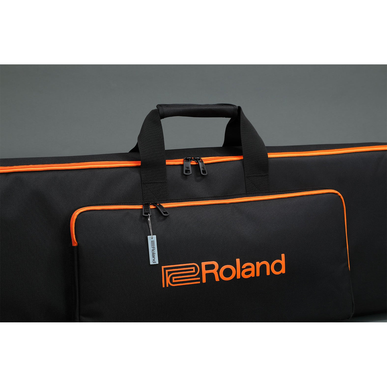 Zwarte Roland tas met oranje bies en handvatten.