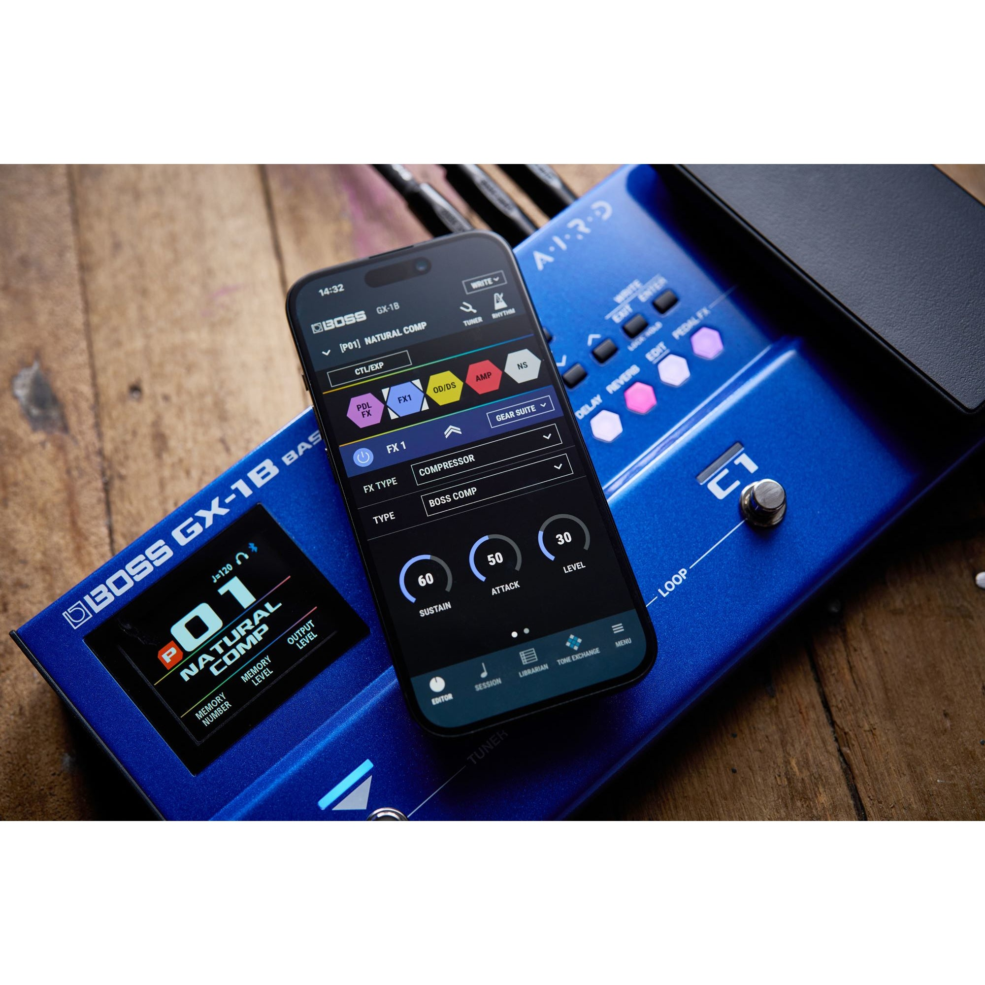 Een smartphone ligt op een blauw BOSS GX-1B bas multi-effectpedaal.