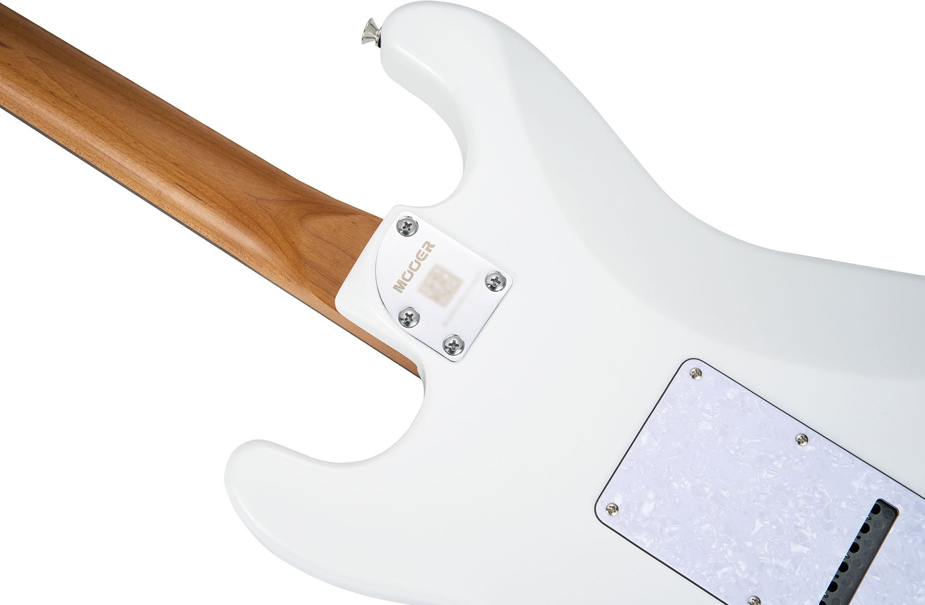 Ahşap saplı beyaz elektro gitar gövdesinin yakın çekimi, Mooer logo plakası.