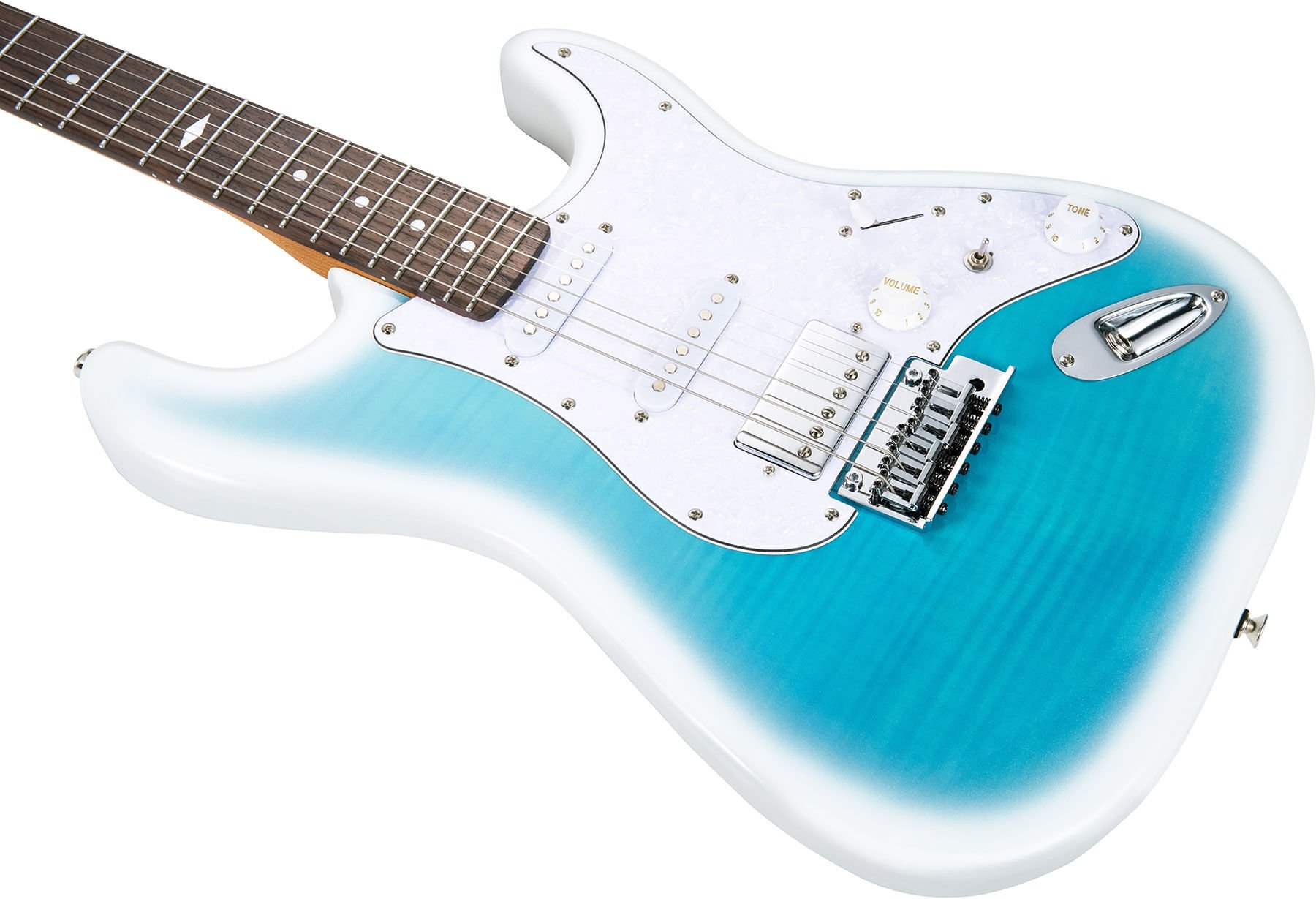 Gövdesi boyuna doğru mavileşen beyaz bir elektro gitar.