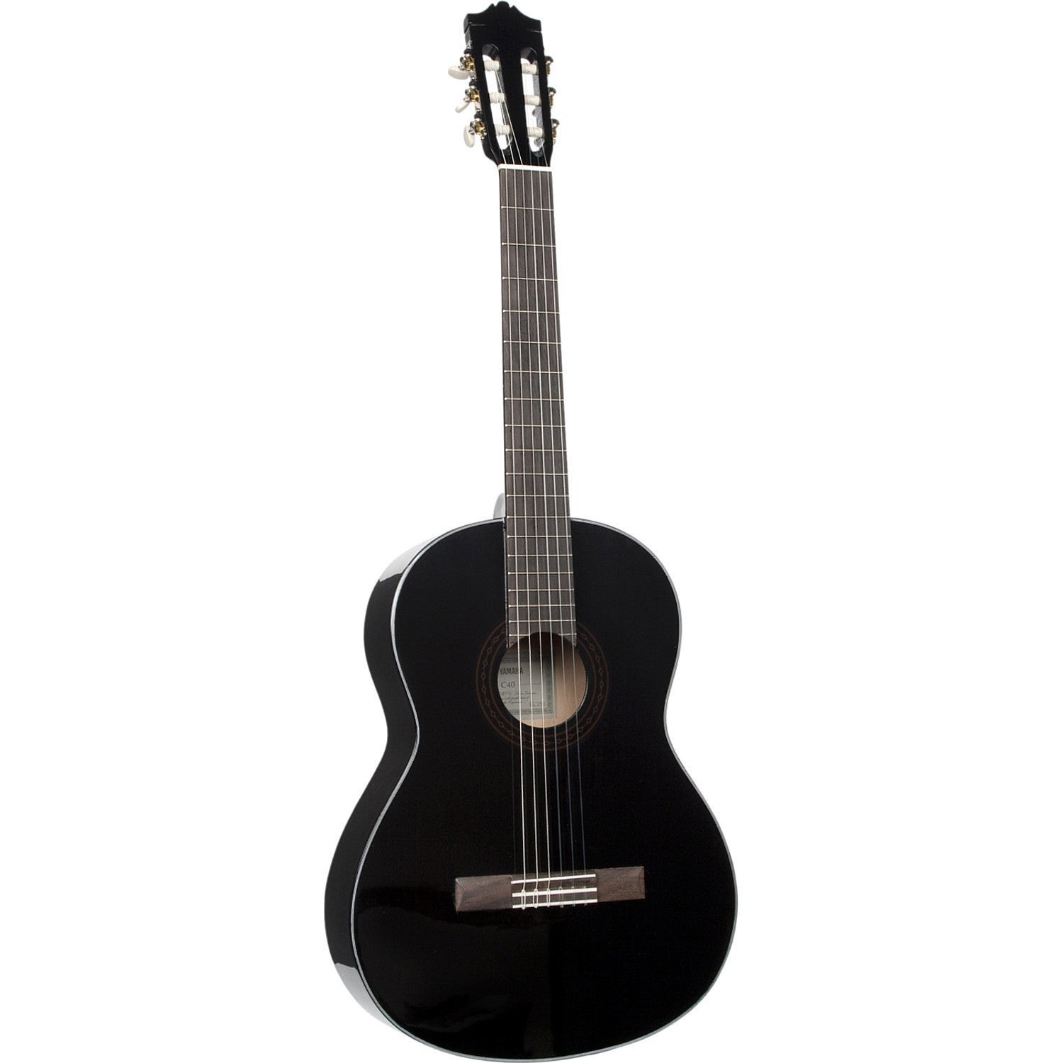 Een zwarte akoestische gitaar met nylonsnaren, tegen een witte achtergrond.
