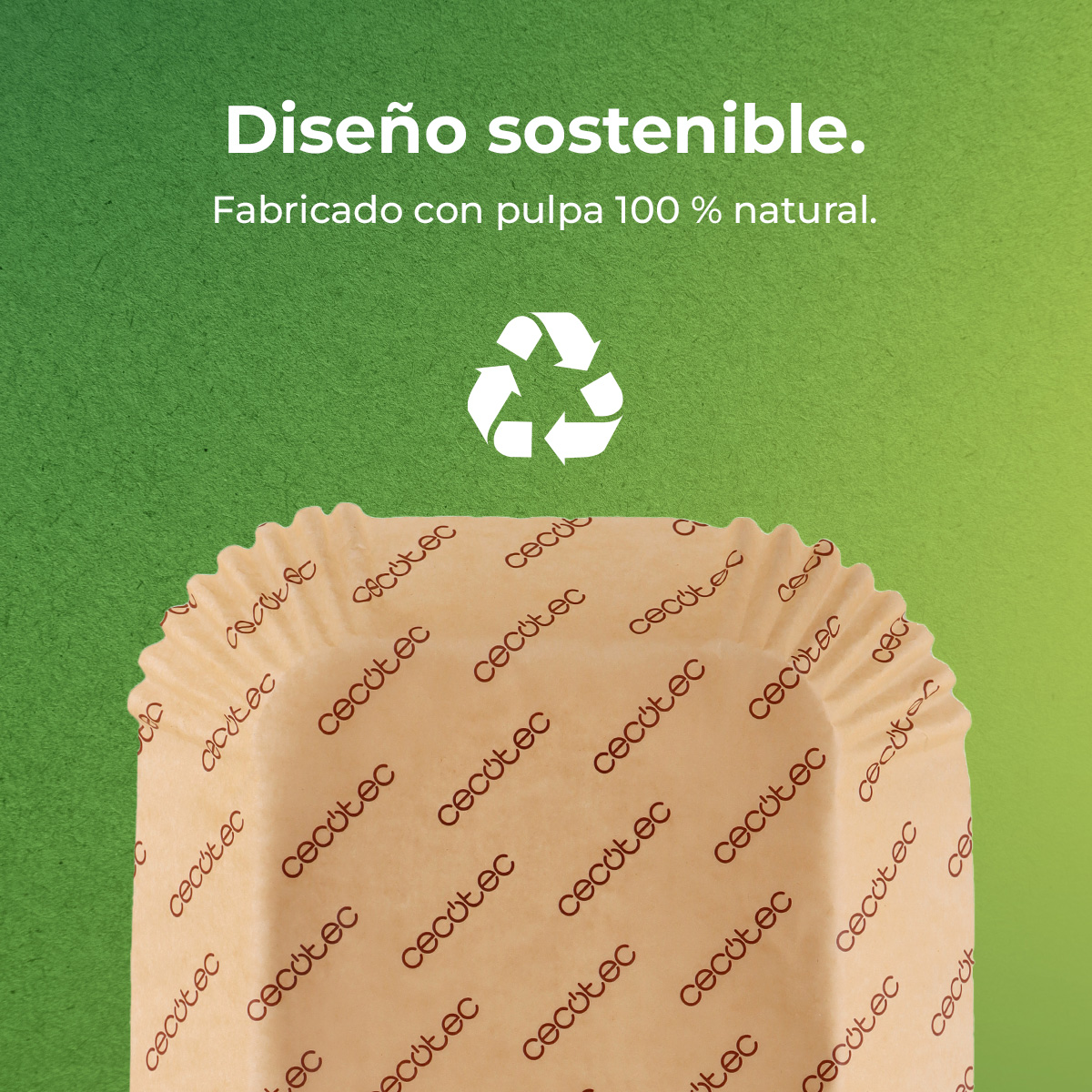Símbolo de reciclaje sobre vaso de papel marrón con logo Cecotec. Fondo verde.