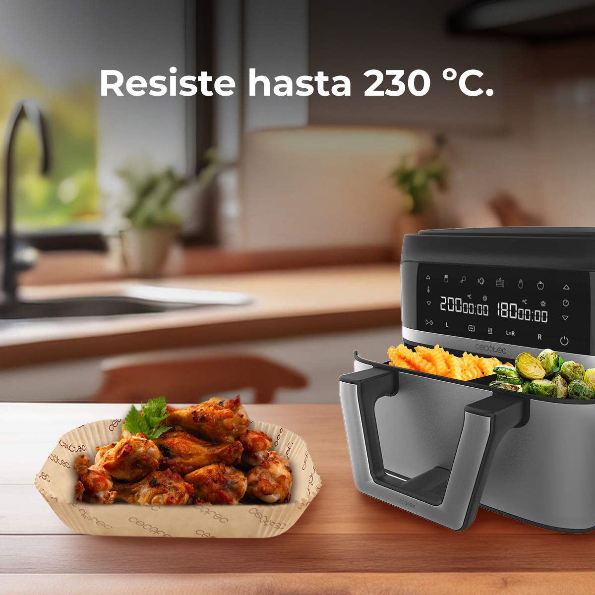 Una freidora de aire con alitas de pollo y patatas fritas junto a una olla de coles de Bruselas.