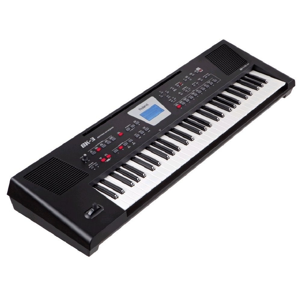 Een zwart Roland BK-3 keyboard met vele toetsen en bedieningsknoppen.