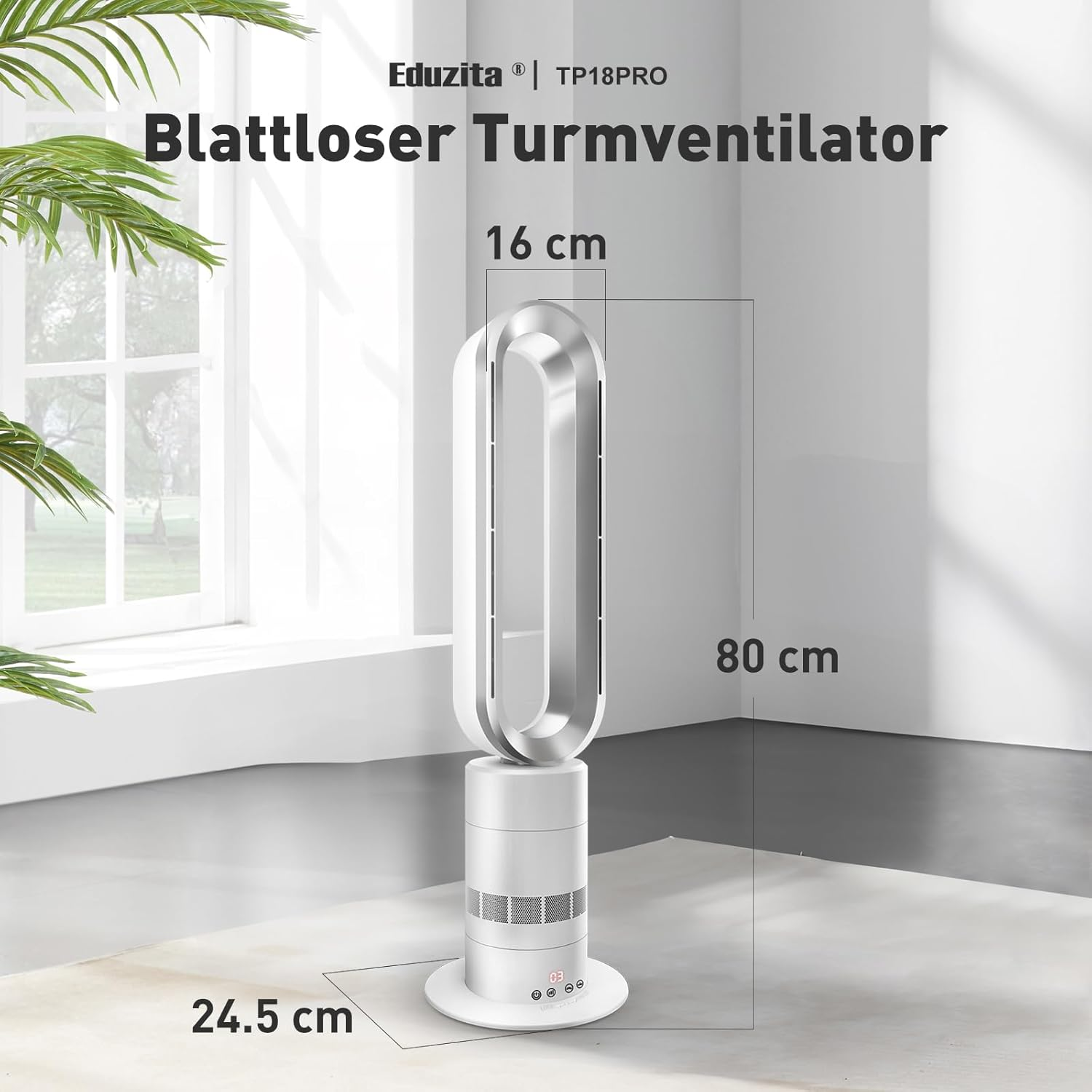 Ein weißer Turmventilator steht auf einem hellen Teppich vor einem Fenster.