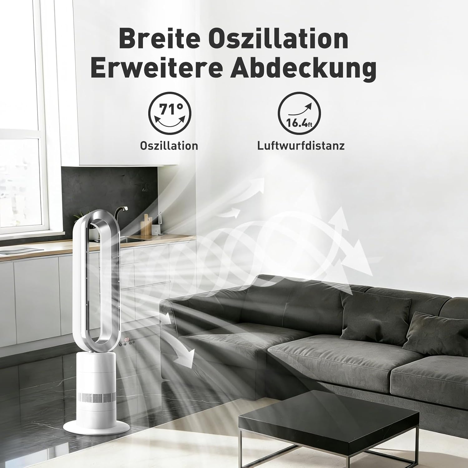 Ein moderner Turmventilator steht in einem Wohnzimmer und gibt Luft ab.