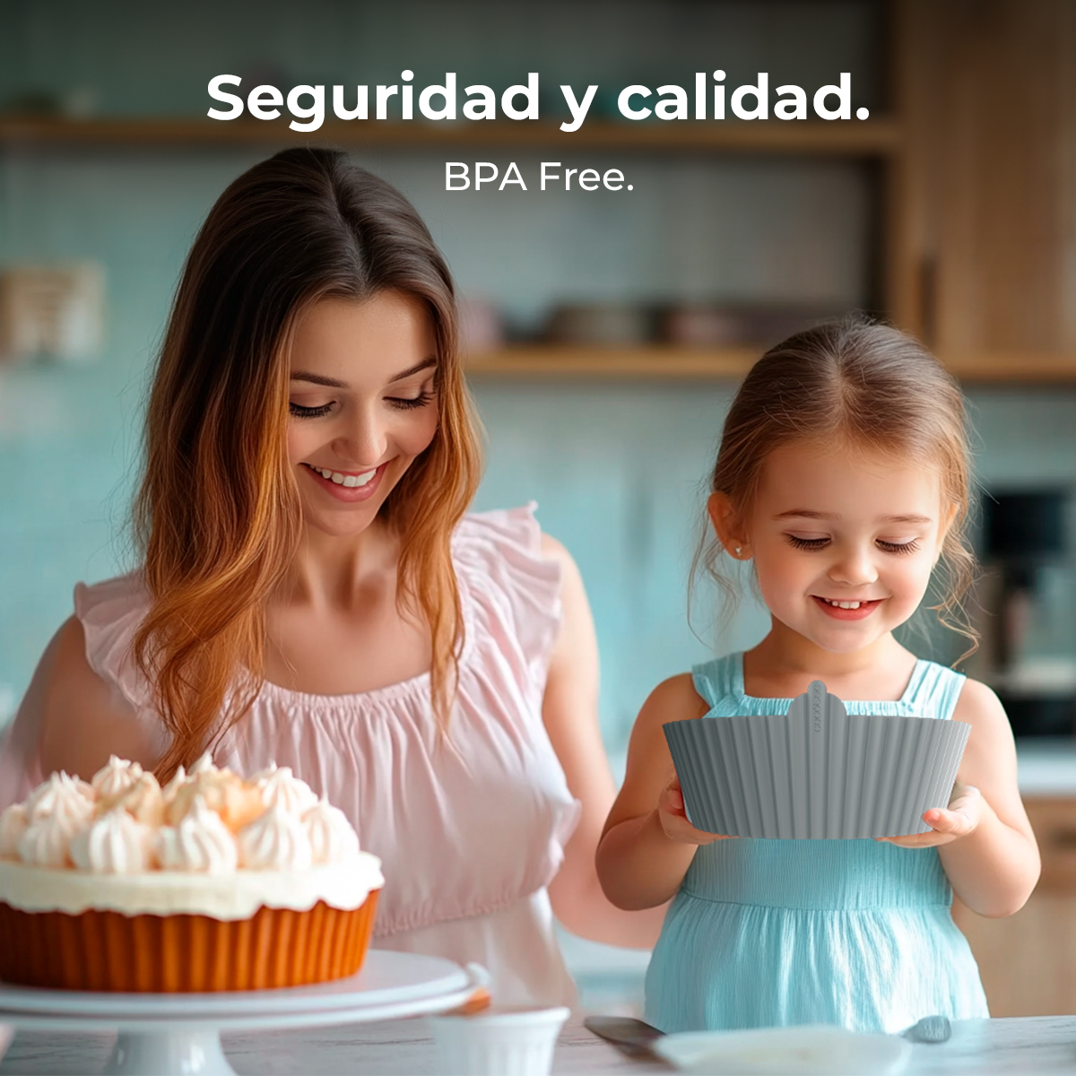 Madre e hija horneando un pastel en la cocina. Libre de BPA.