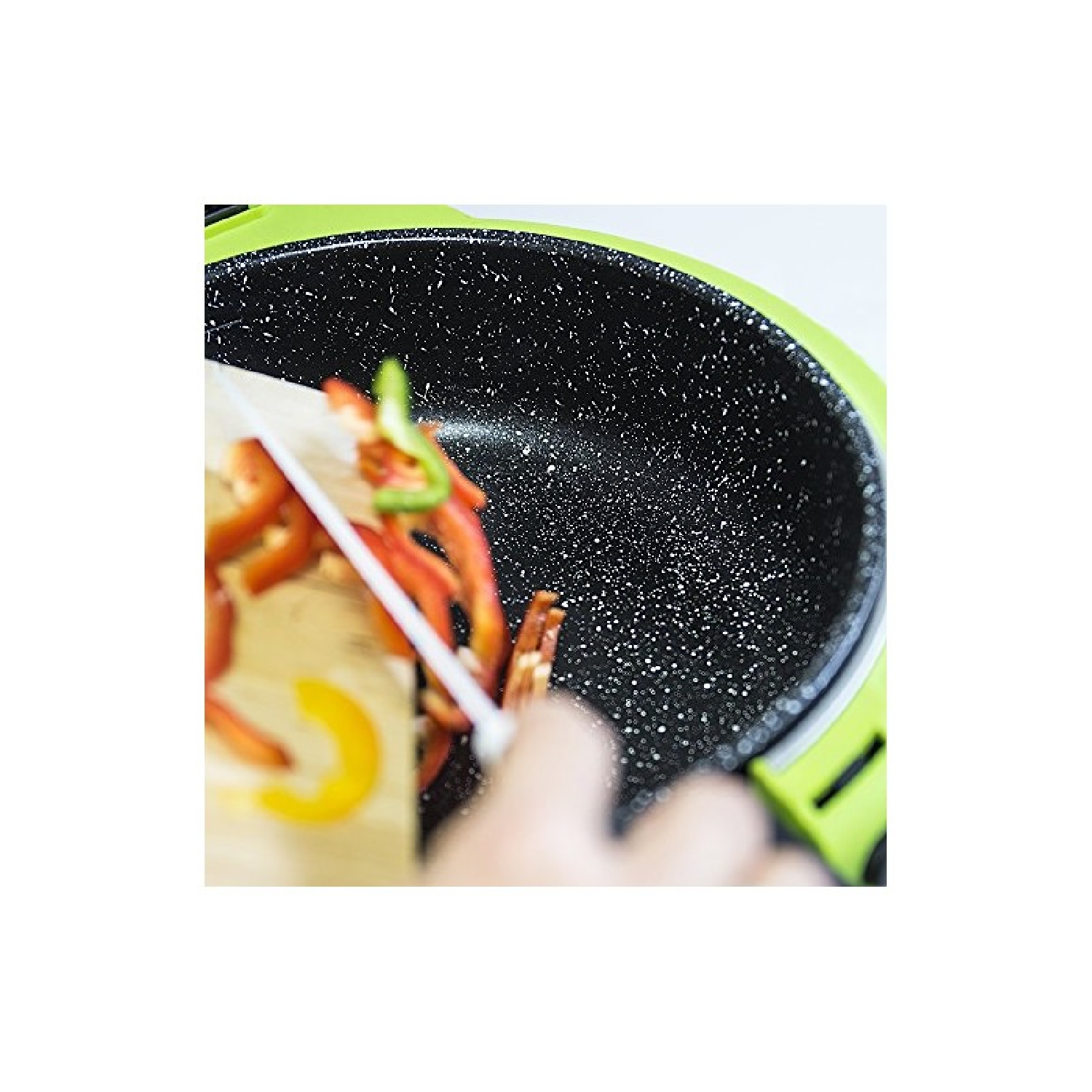 Pimientos troceados deslizados de una tabla de cortar a una sartén.