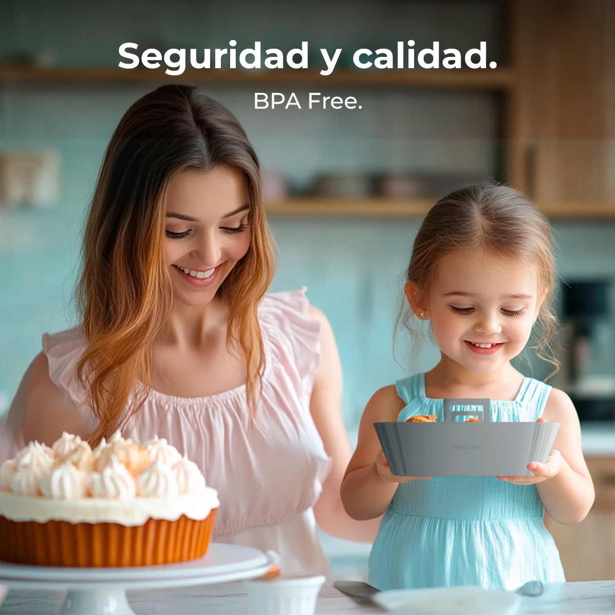 Una donna e un bambino tengono uno stampo per torte in cucina.