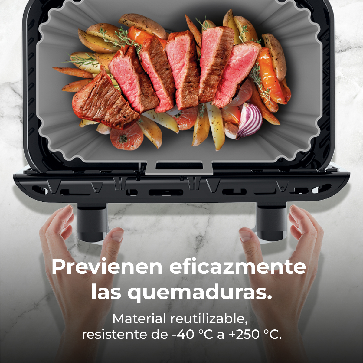 Bistecca e verdure grigliate in rivestimento per friggitrice ad aria, mani che lo tengono.