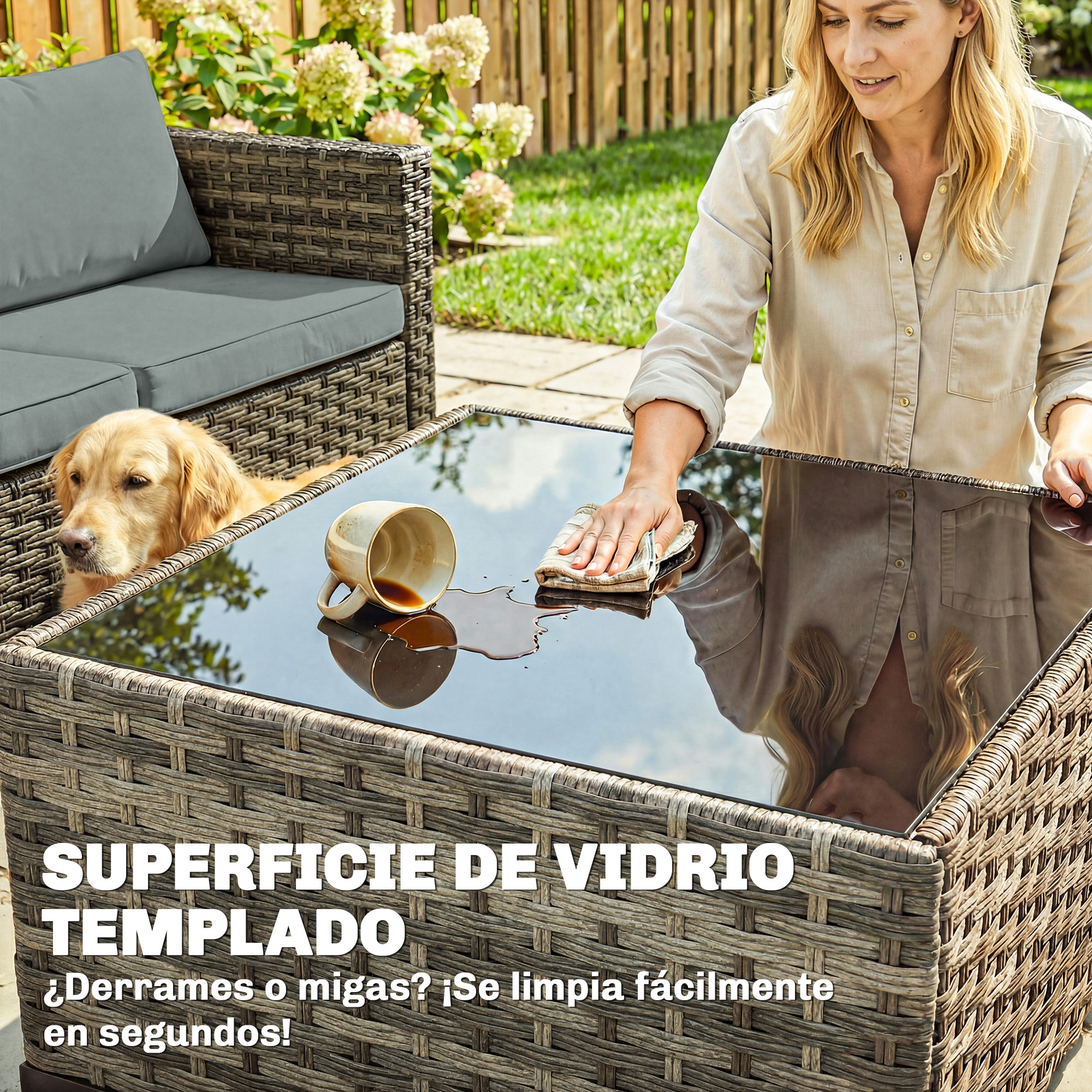 Mujer limpia derrame de café de mesa, perro sentado cerca.