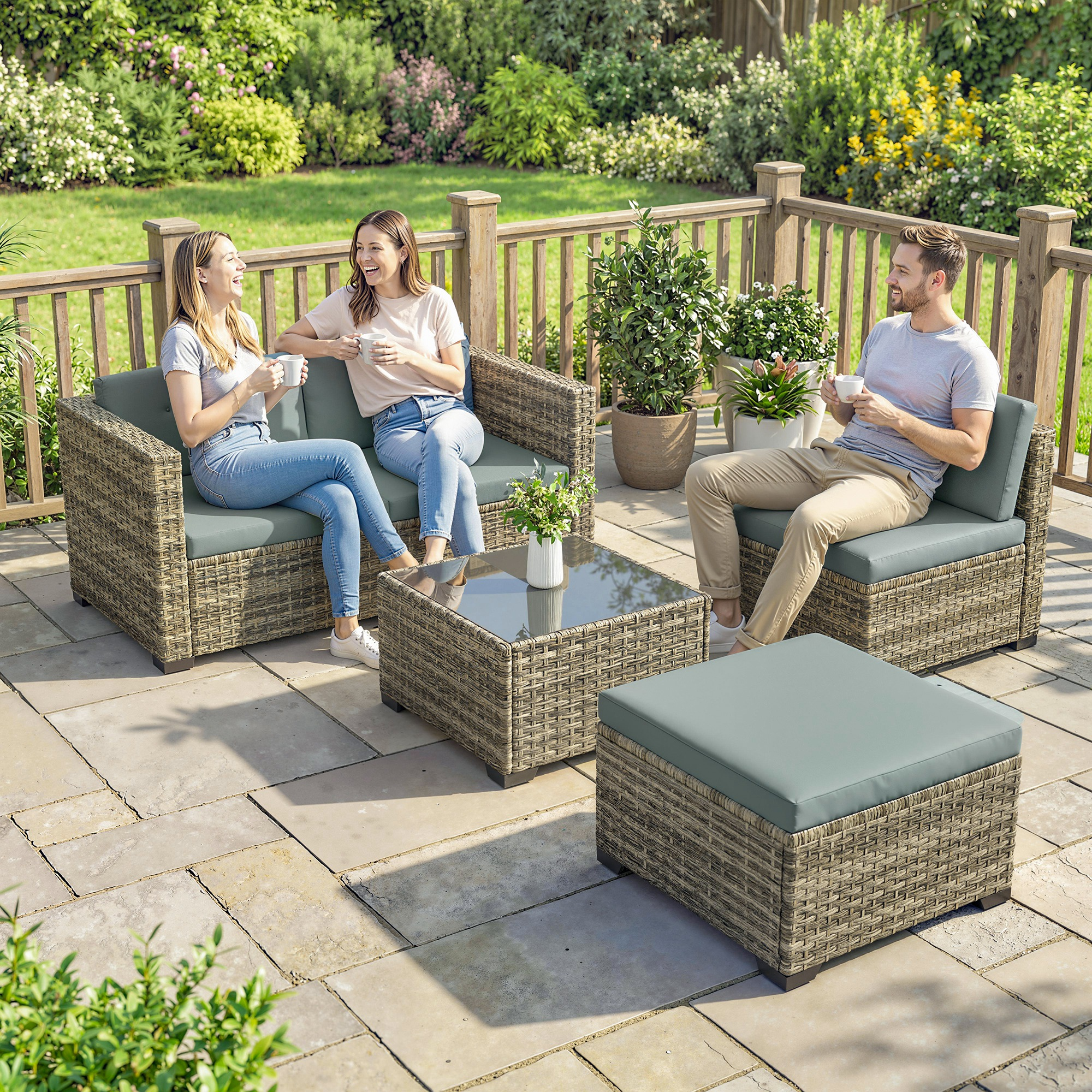Tres personas disfrutan de bebidas en un patio con muebles de ratán y una mesa de centro.