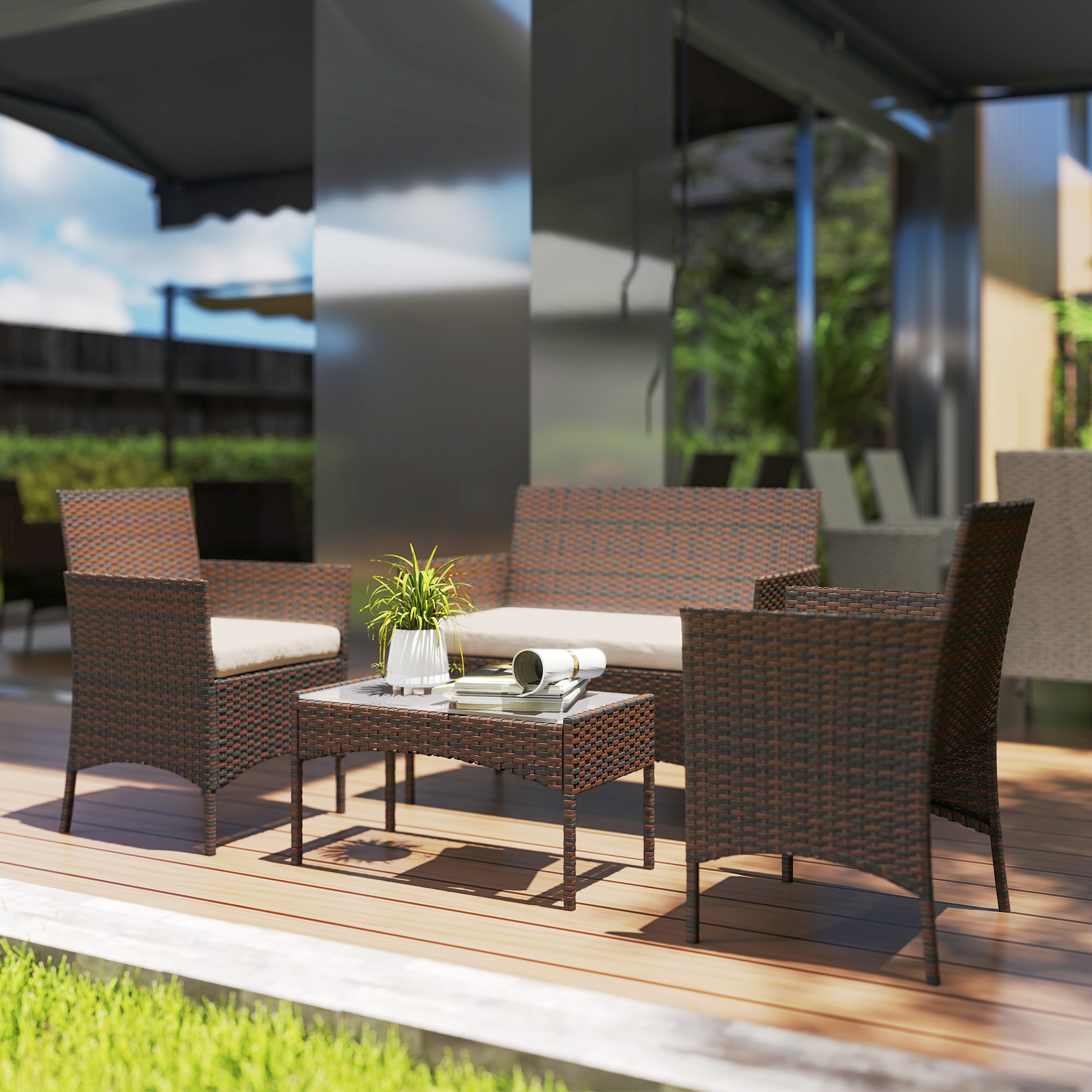 Muebles de exterior de ratán marrón con cojines crema sobre una tarima de madera.