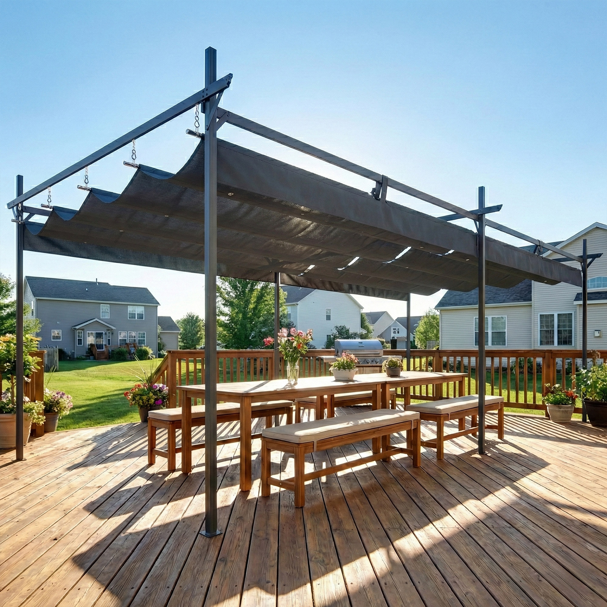 Una mesa de comedor de madera y bancos bajo una pérgola oscura en una terraza.