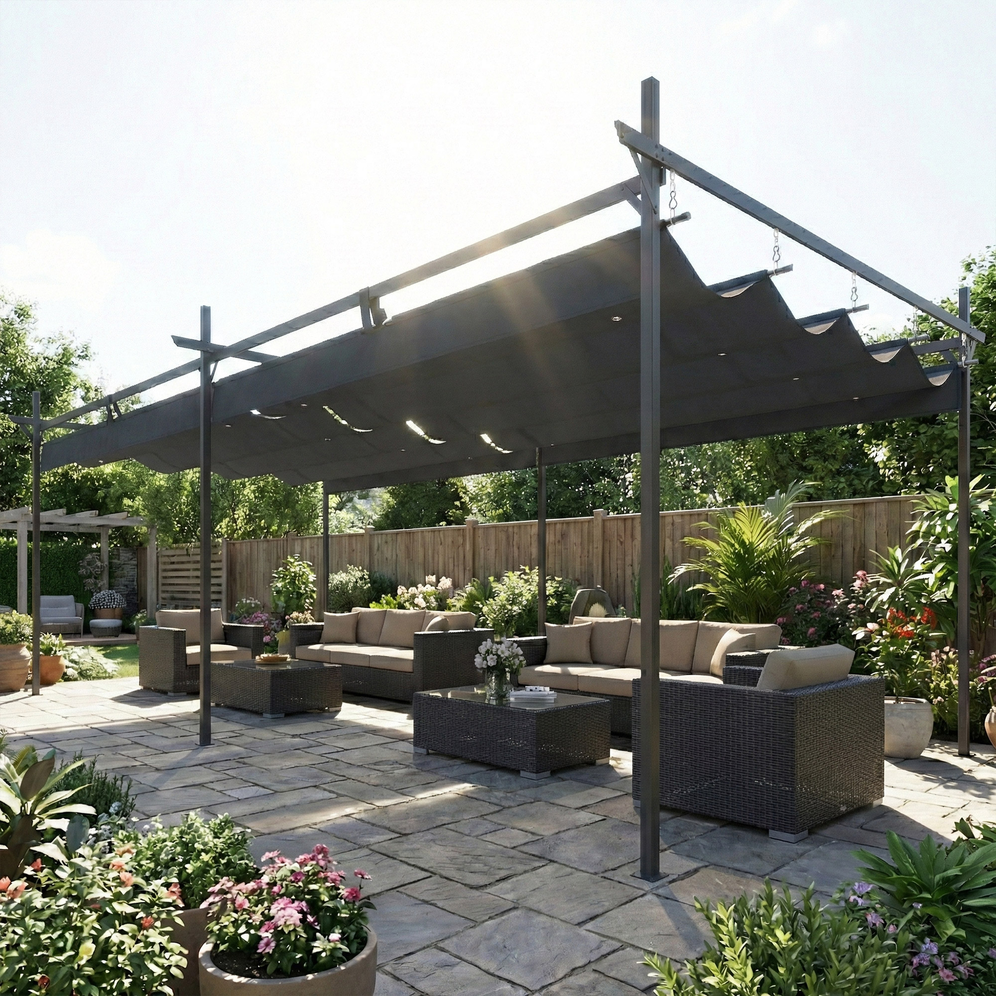 Pérgola de jardín con muebles de salón y plantas en un patio de losas.