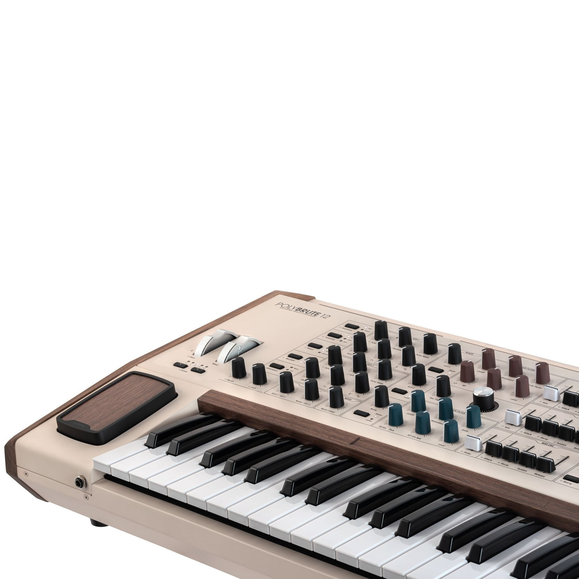 Een beige synthesizer met houtaccenten, zwarte toetsen en vele knoppen.
