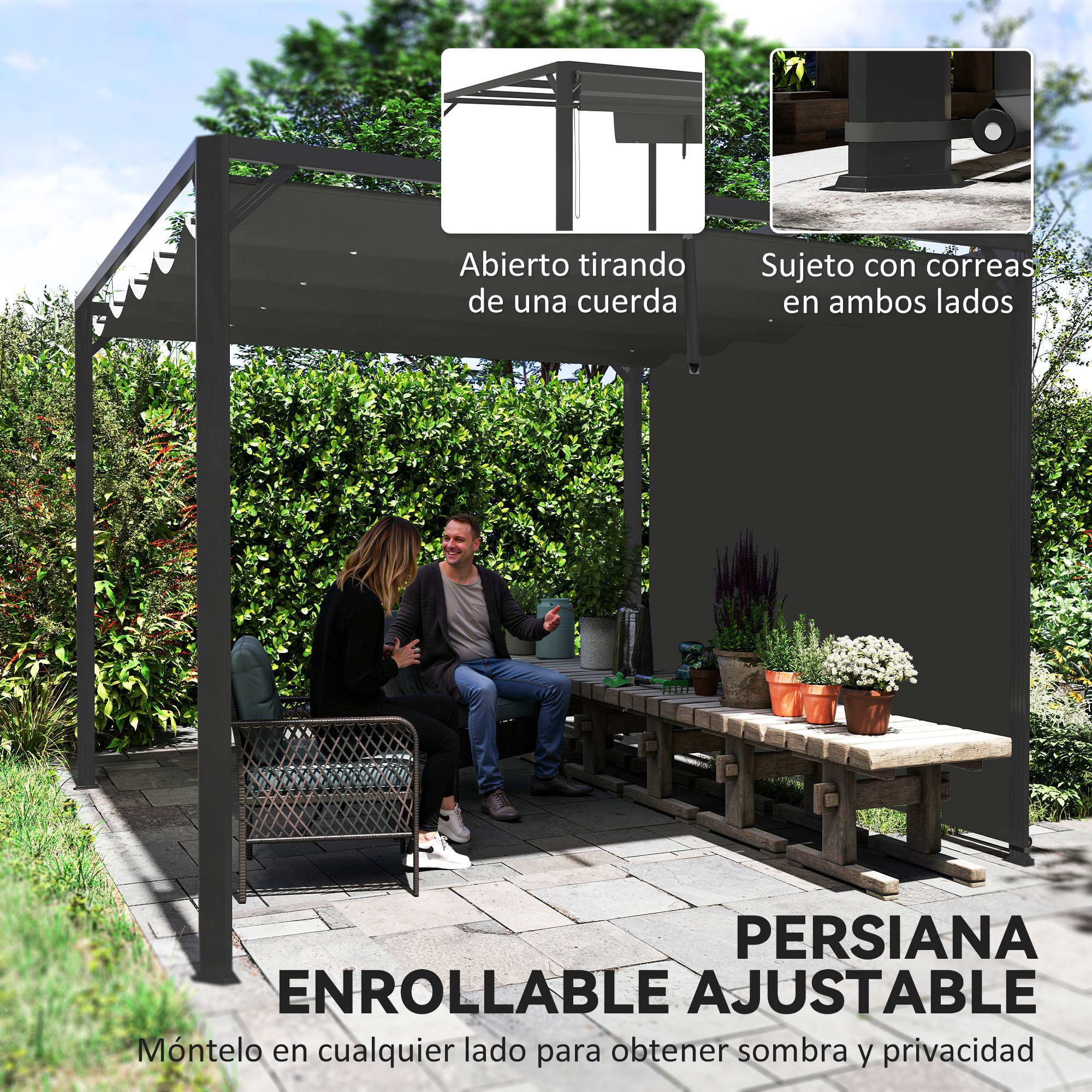 Una pareja sentada bajo una pérgola gris con persiana enrollable ajustable.