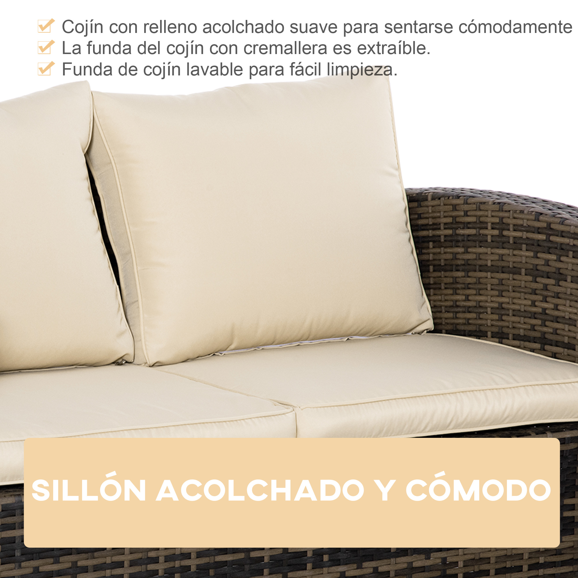 Un sillón beige acolchado con marco de ratán oscuro.