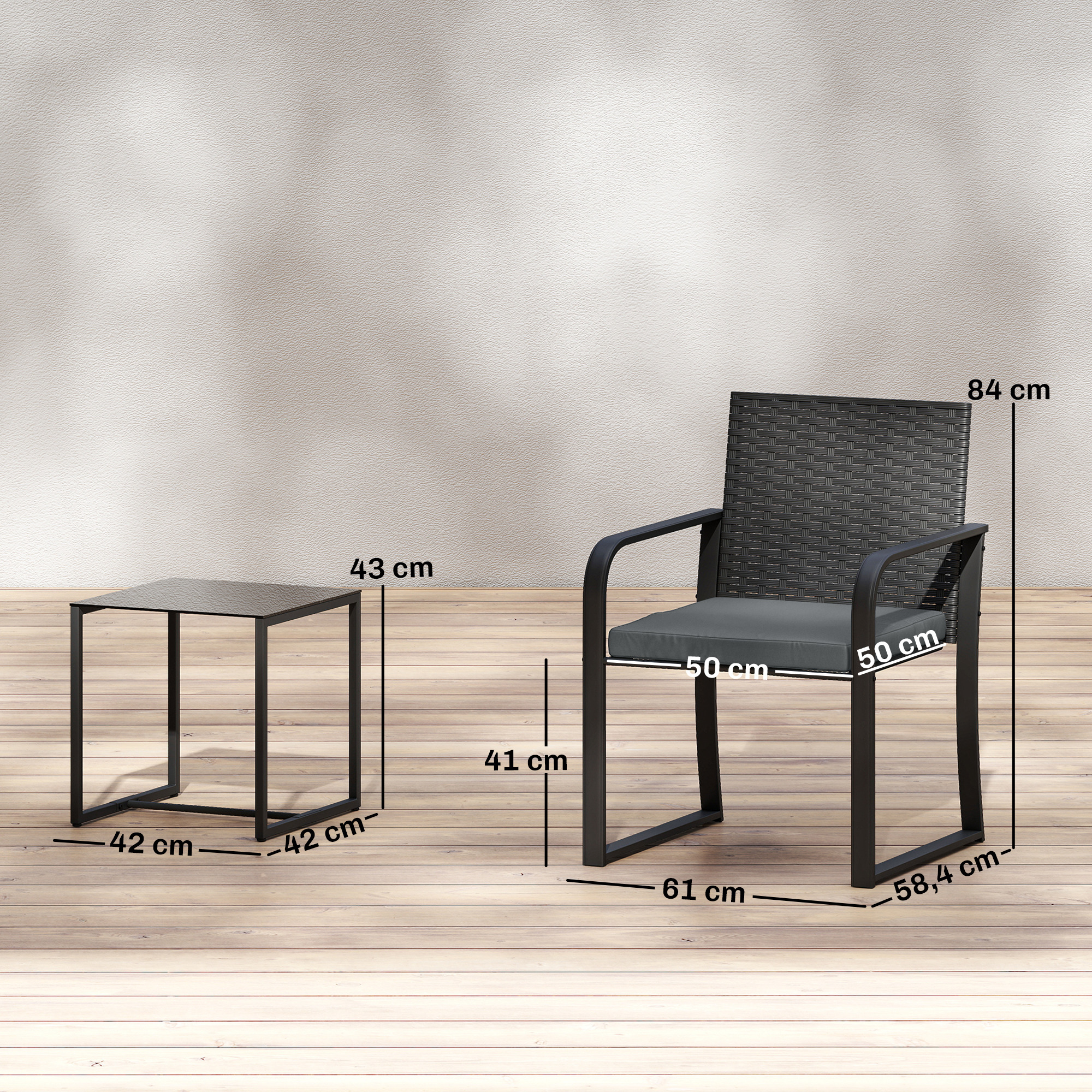 Una silla oscura de ratán con cojín gris y una mesa. Se muestran las dimensiones.