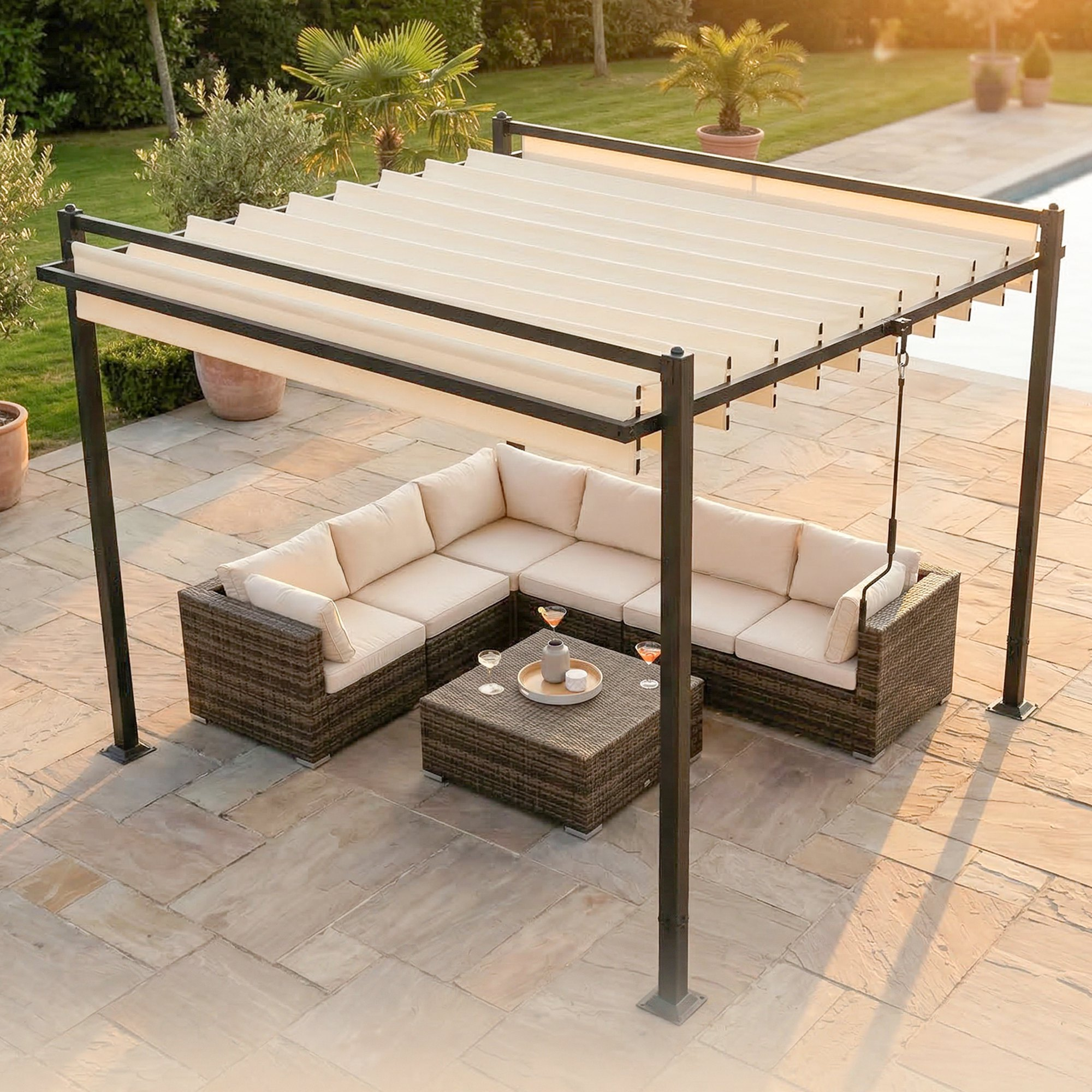 Un área de descanso al aire libre con sofá seccional de ratán, mesa y pérgola.