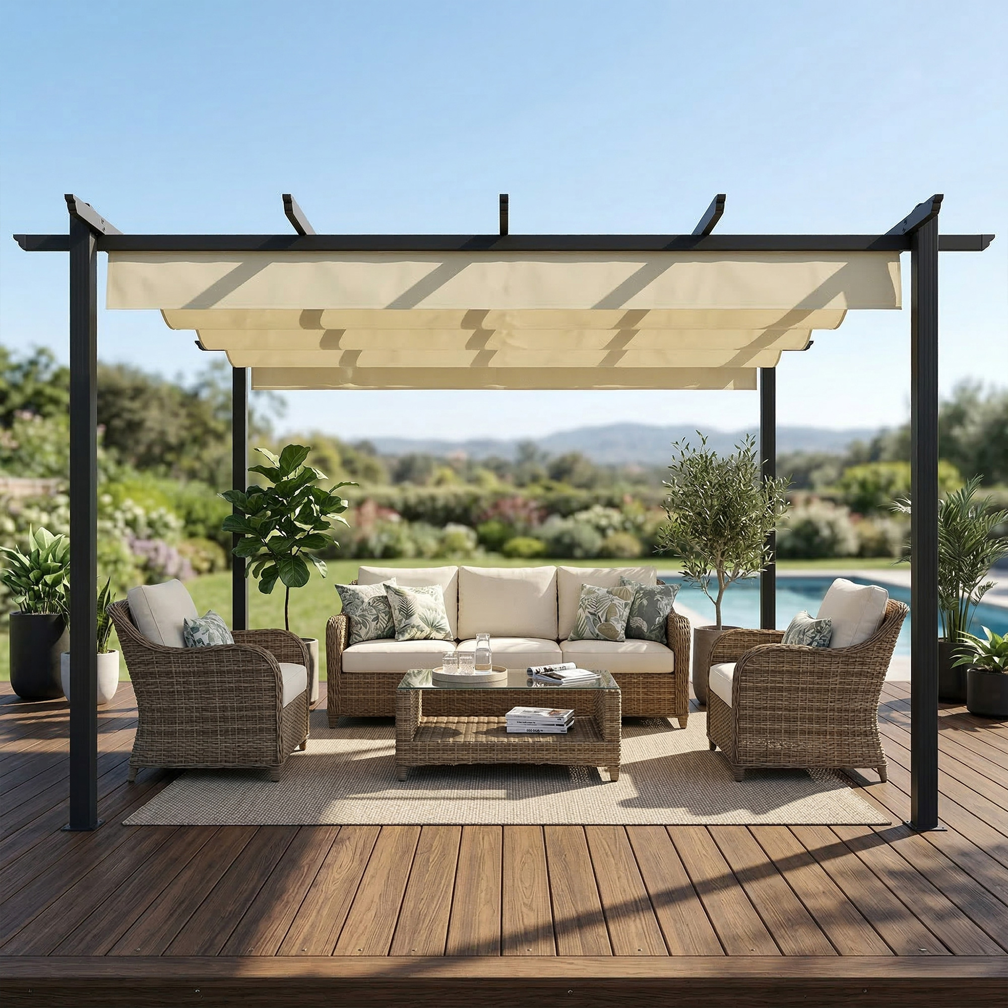 Un sofá y dos sillones bajo una pérgola junto a una piscina.