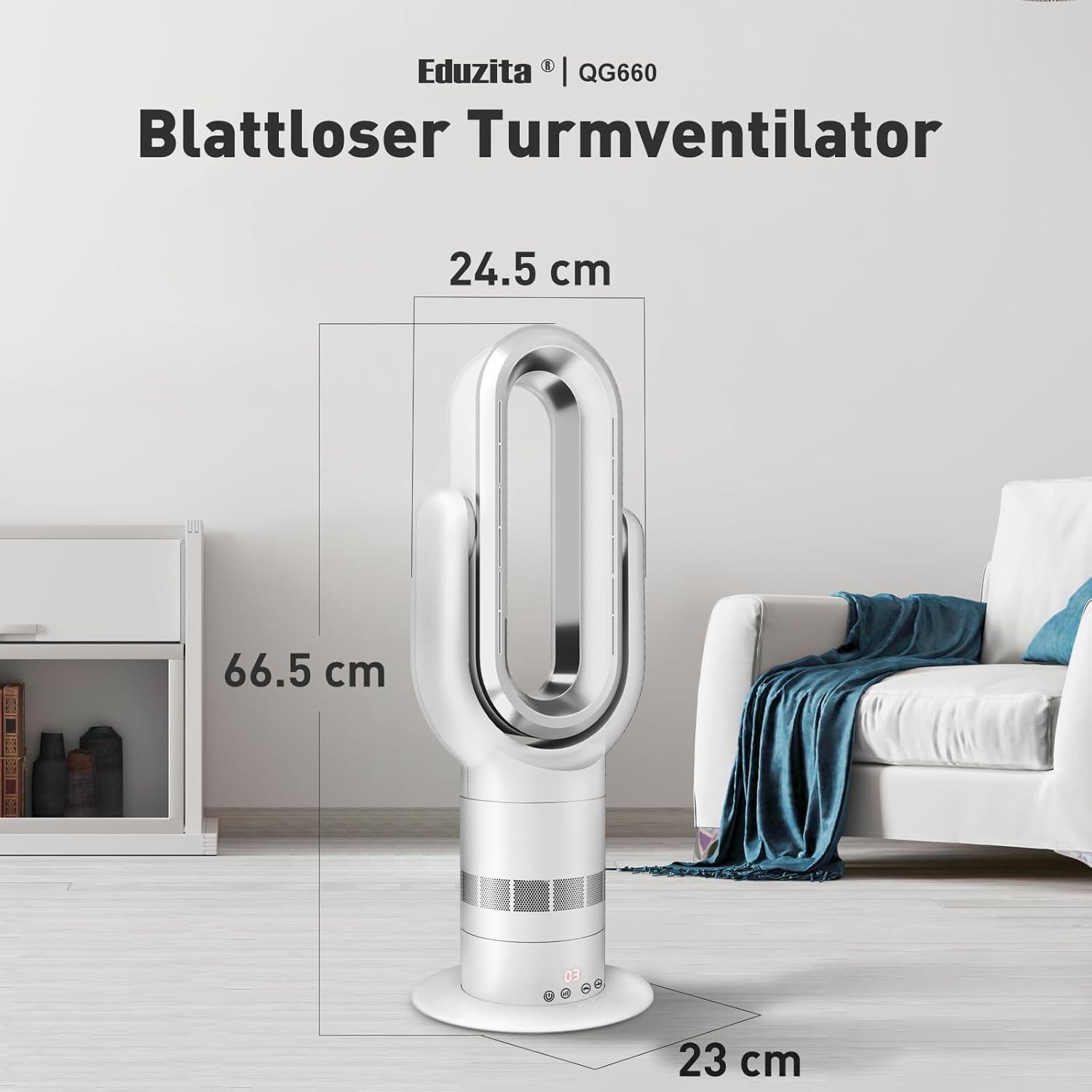 Ein weißer, blattloser Turmventilator steht neben einem Sofa mit einer blauen Decke.