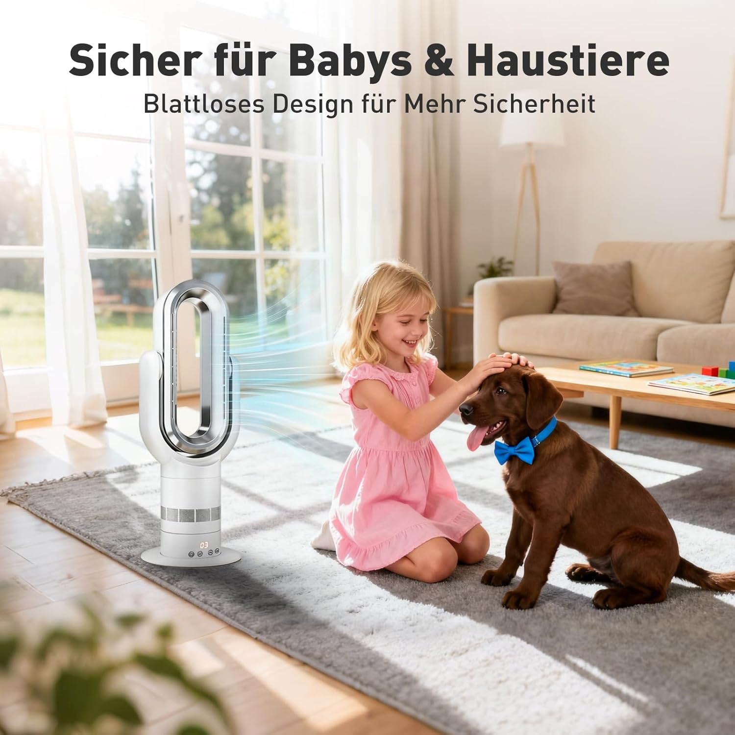 Ein Mädchen streichelt einen Hund neben einem weißen Ventilator in einem Wohnzimmer.