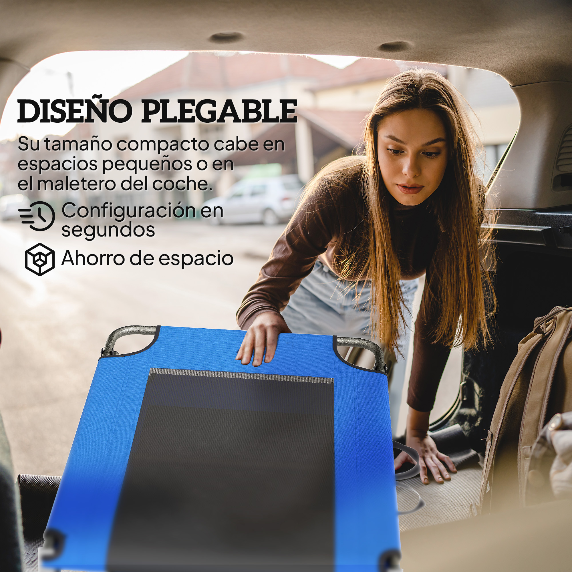 Una mujer guarda un objeto plegable azul en el maletero de un coche.