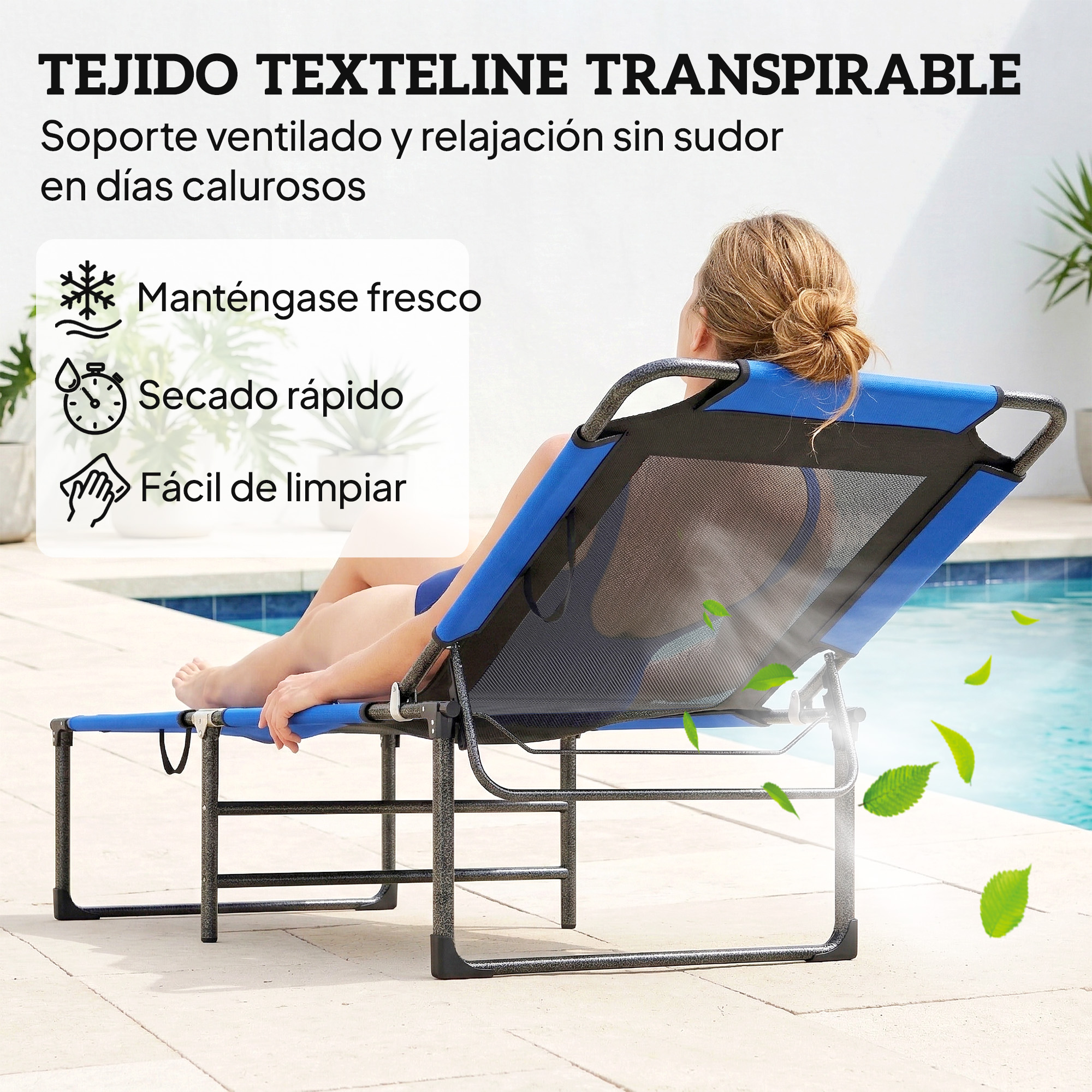 Una mujer se relaja en una tumbona azul junto a una piscina. Hojas verdes flotan.
