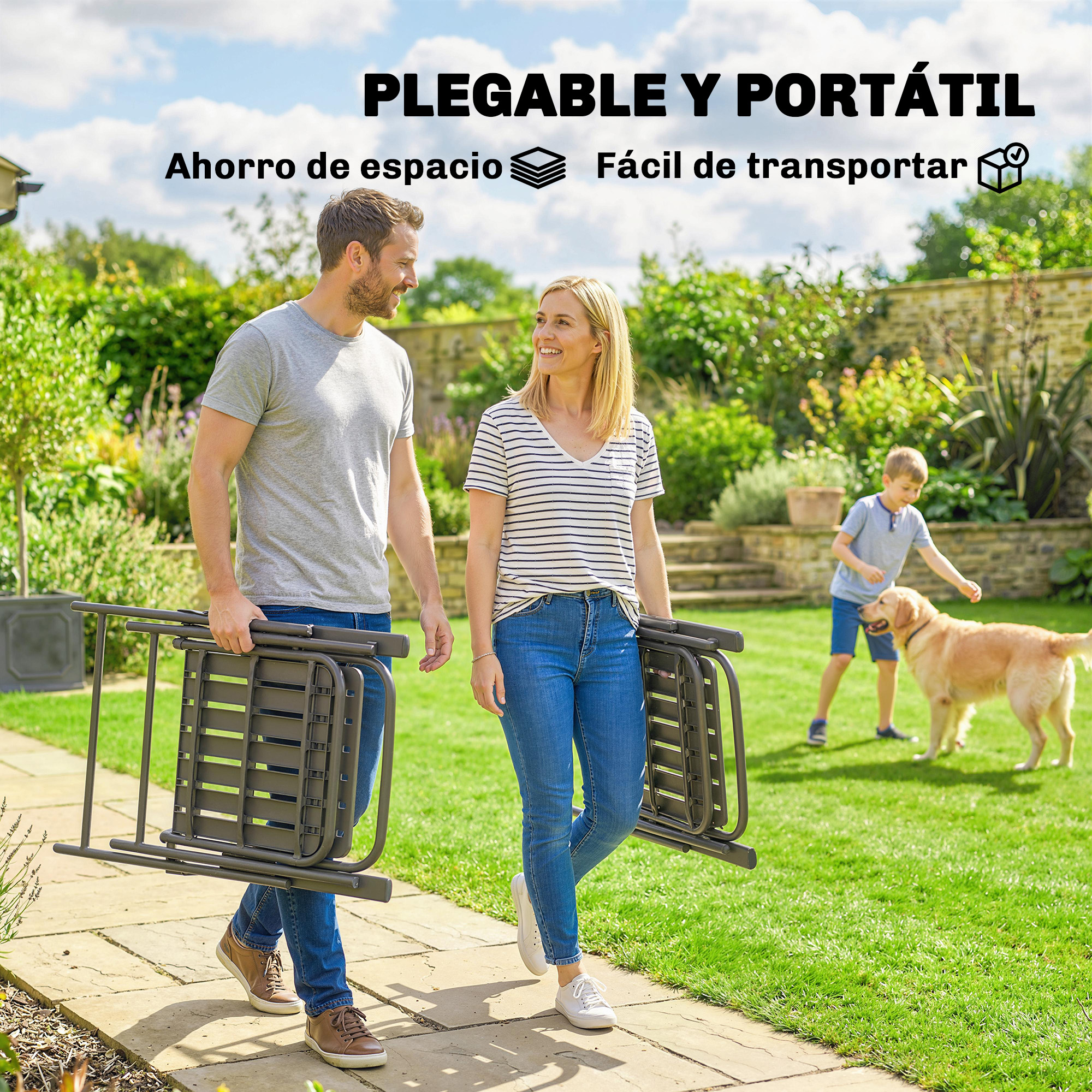 Una pareja lleva una silla plegable marrón en un jardín, mientras un niño juega con un perro.