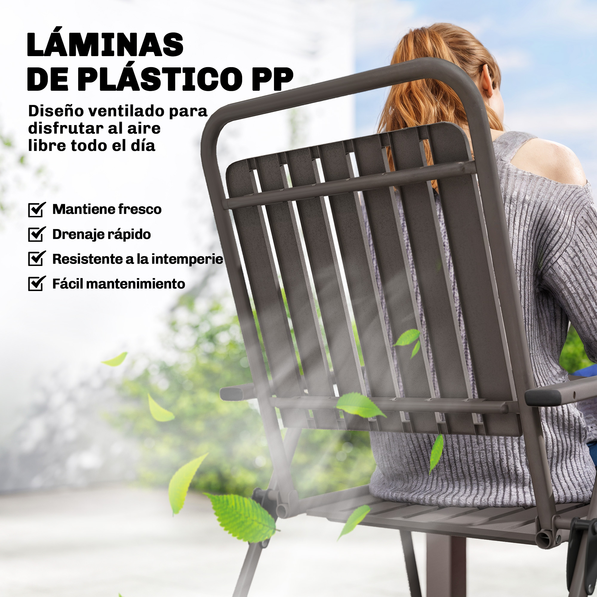 Una mujer sentada en una silla marrón al aire libre, rodeada de hojas y niebla.