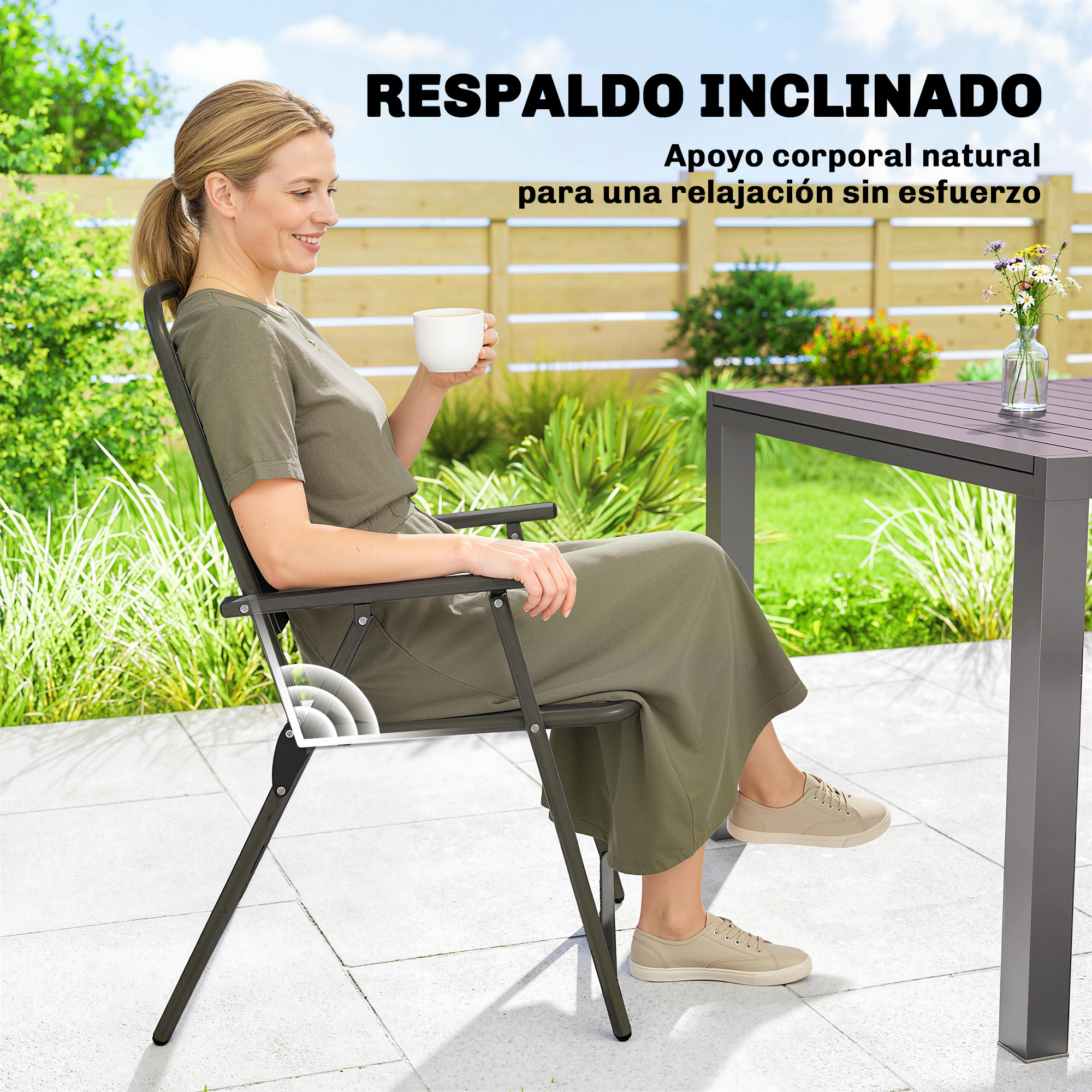 Una mujer se relaja en una silla de jardín, sosteniendo una taza, con follaje verde detrás.