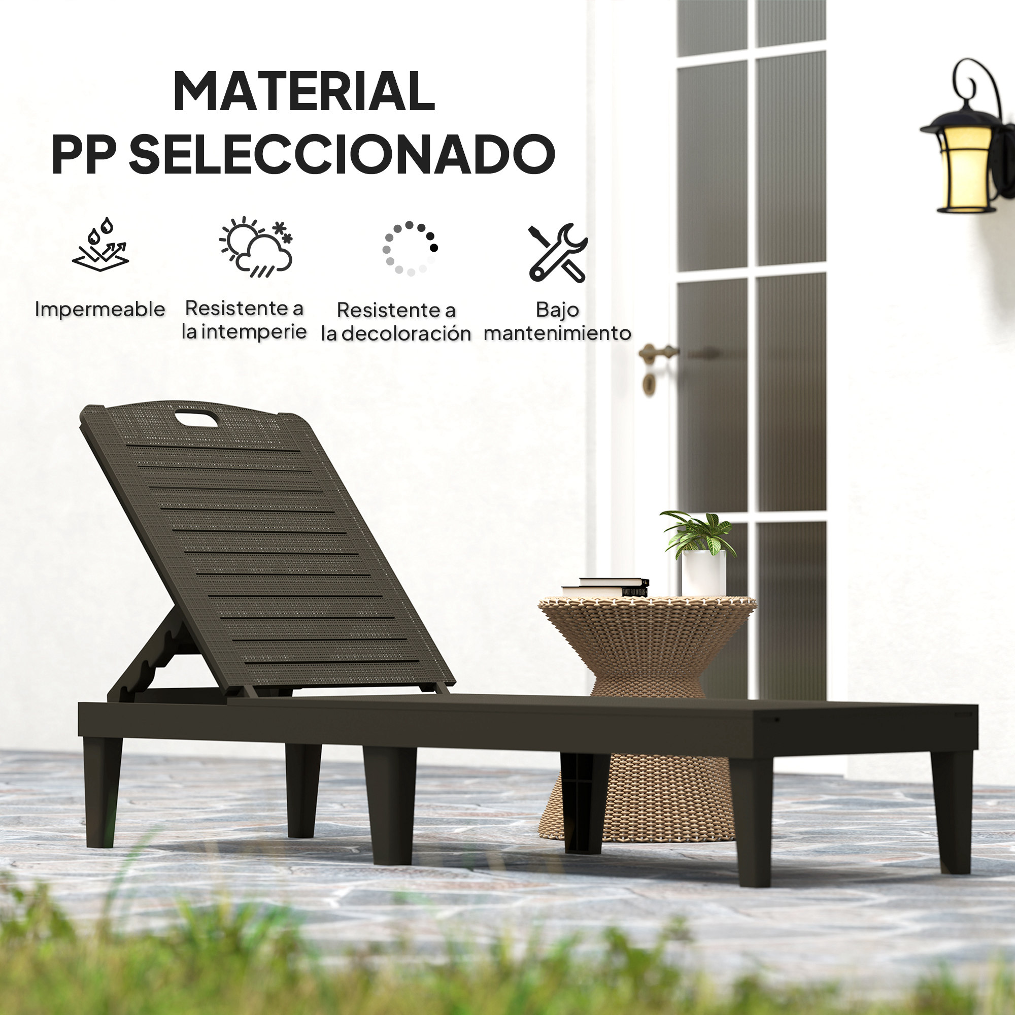 Tumbona marrón oscuro en patio exterior junto a mesa con planta.