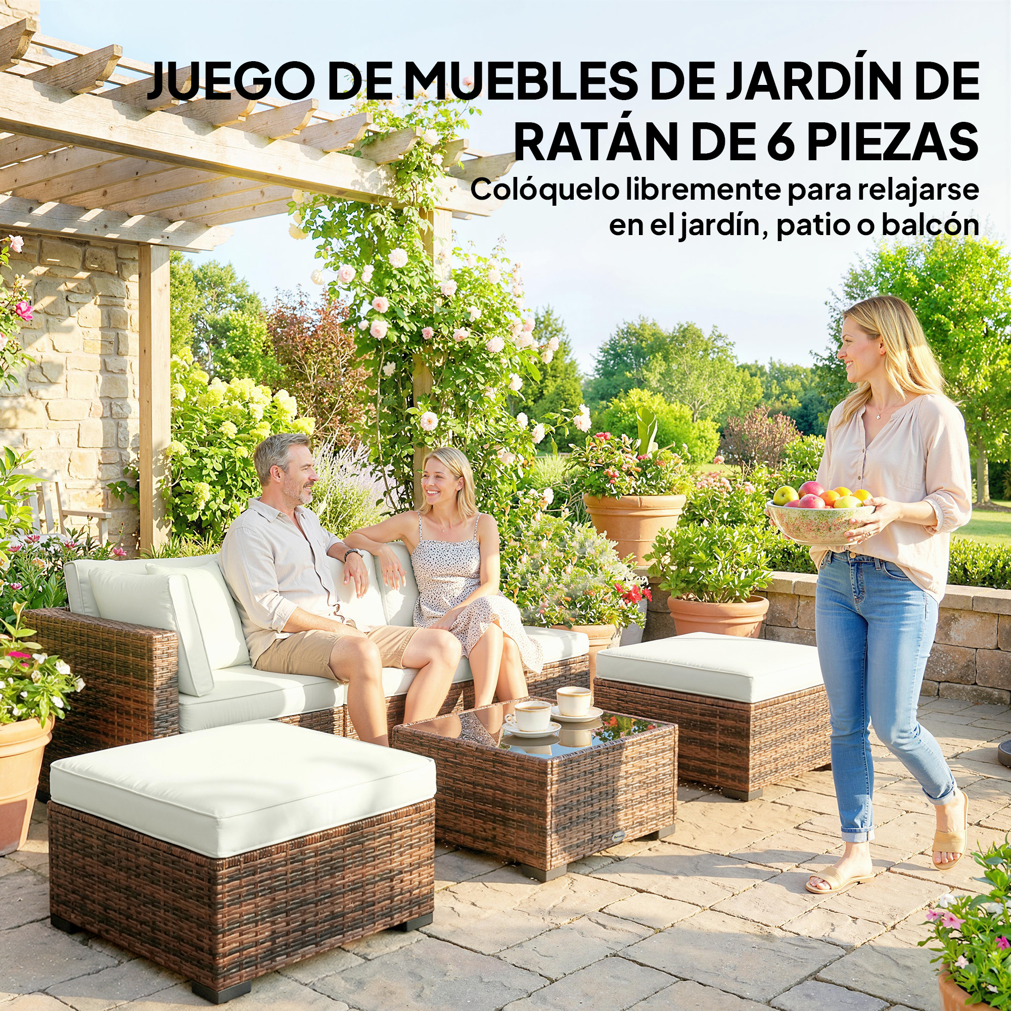 Pareja relajándose en sofá de ratán en jardín, mujer lleva cuenco de fruta.
