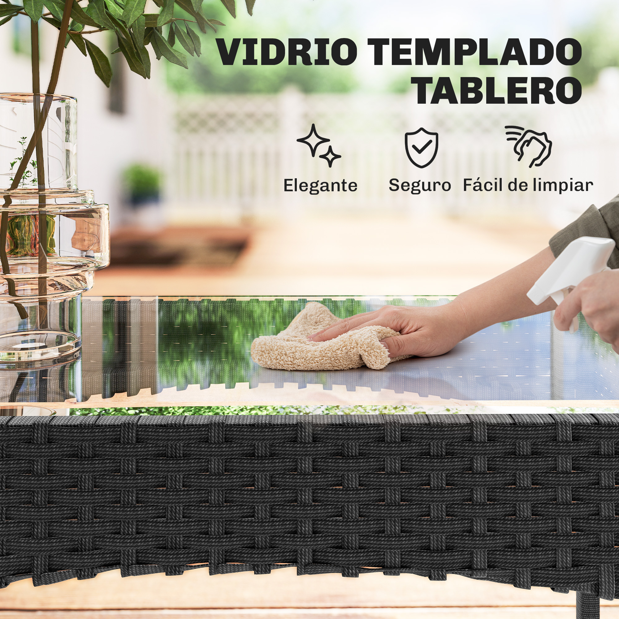 Una mano limpia un tablero de vidrio con un paño y atomizador. Muebles de ratán al frente.