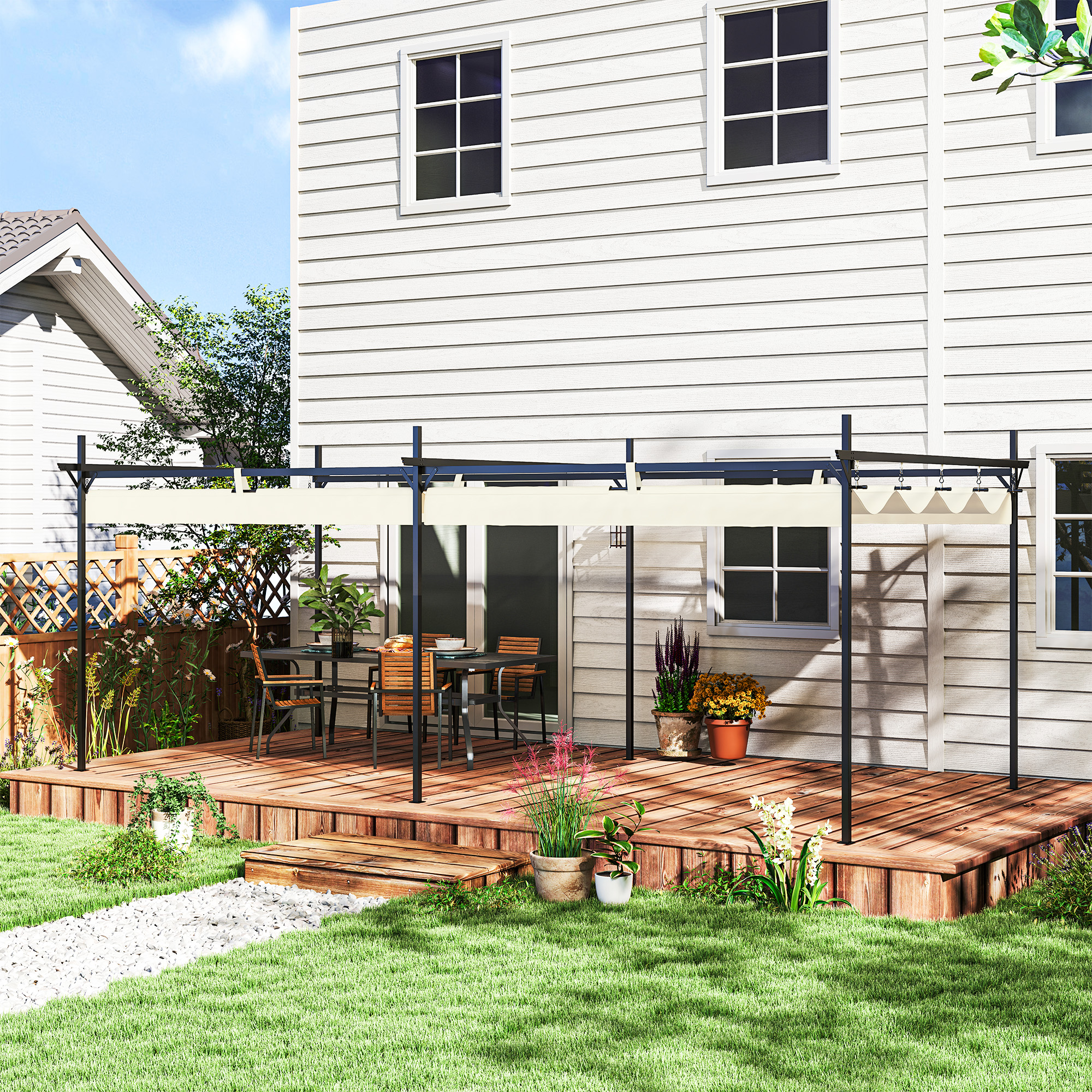 Una terraza trasera con pérgola, mesa, sillas y plantas en maceta.