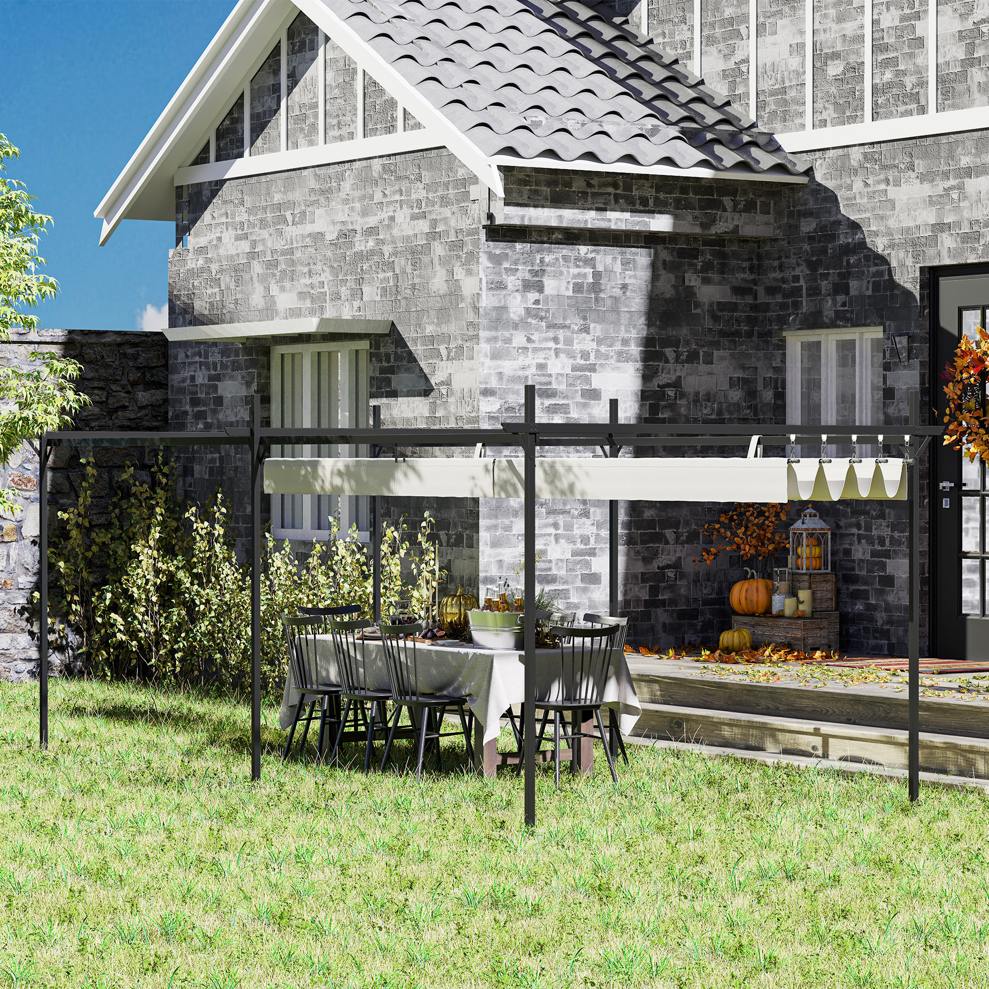 Una mesa puesta bajo una pérgola de jardín con decoraciones de otoño.