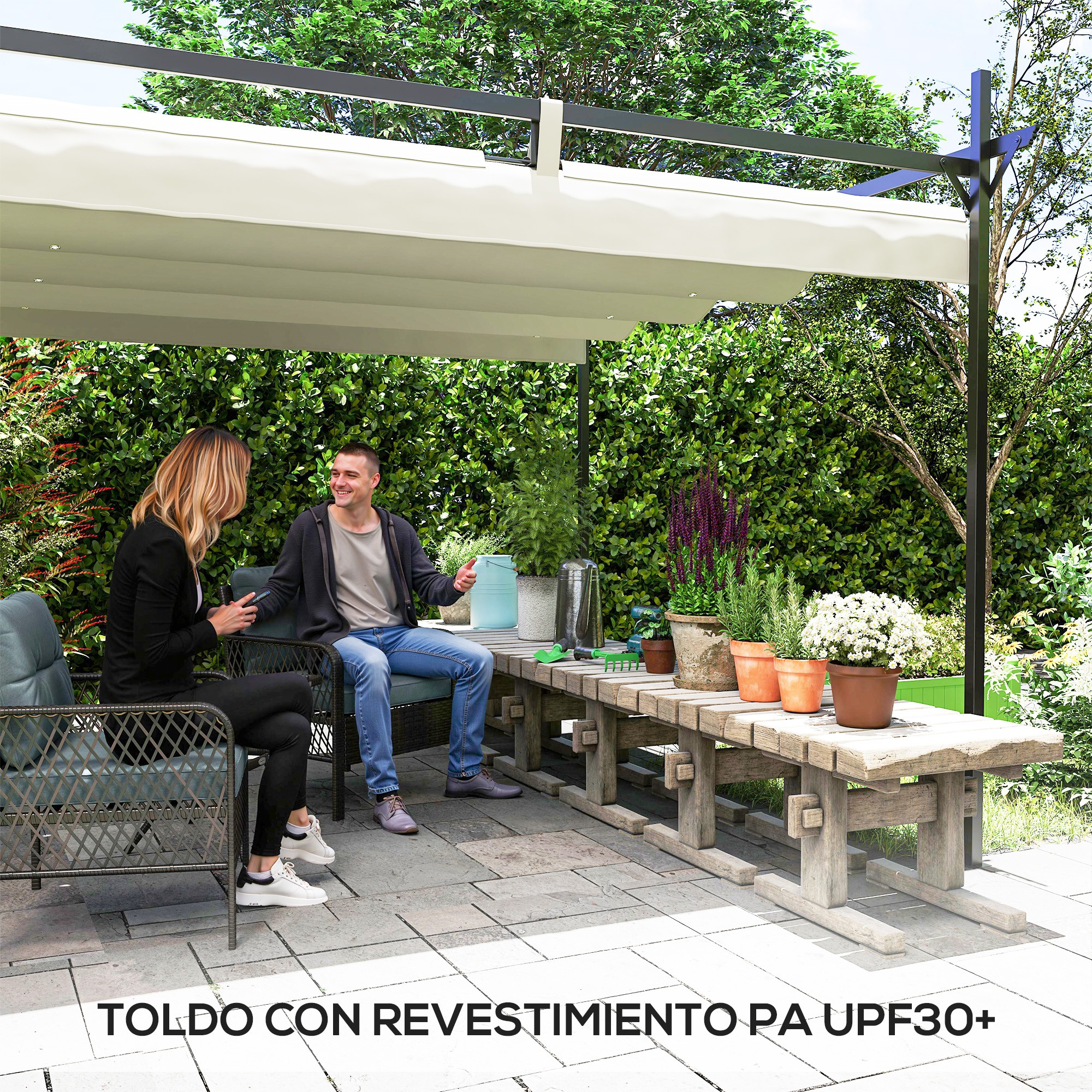Pareja en un patio bajo un toldo, rodeada de vegetación.