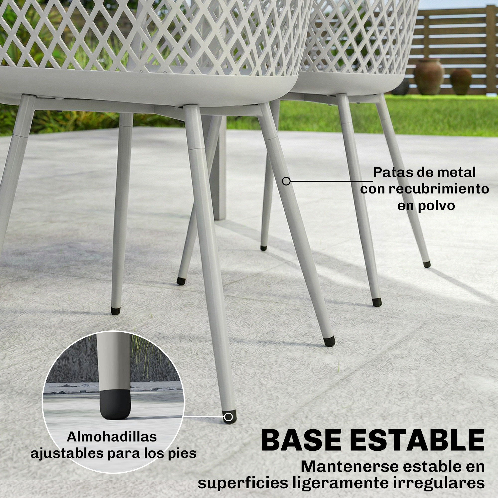 Sillas grises de metal con patas ajustables sobre un patio pavimentado.