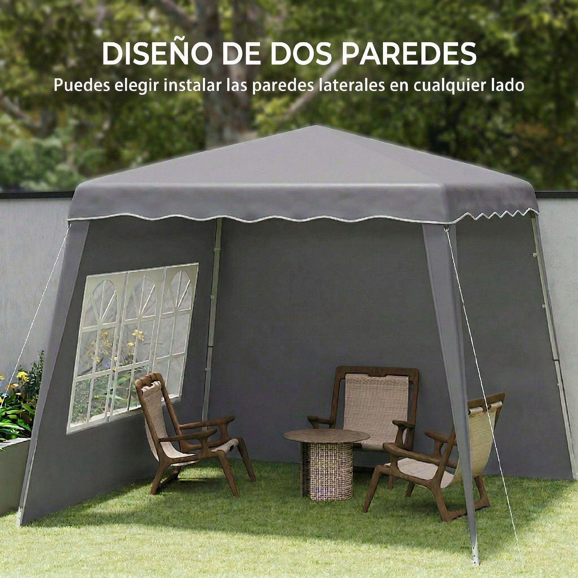 Tienda gris con tres sillas y una mesa sobre césped.