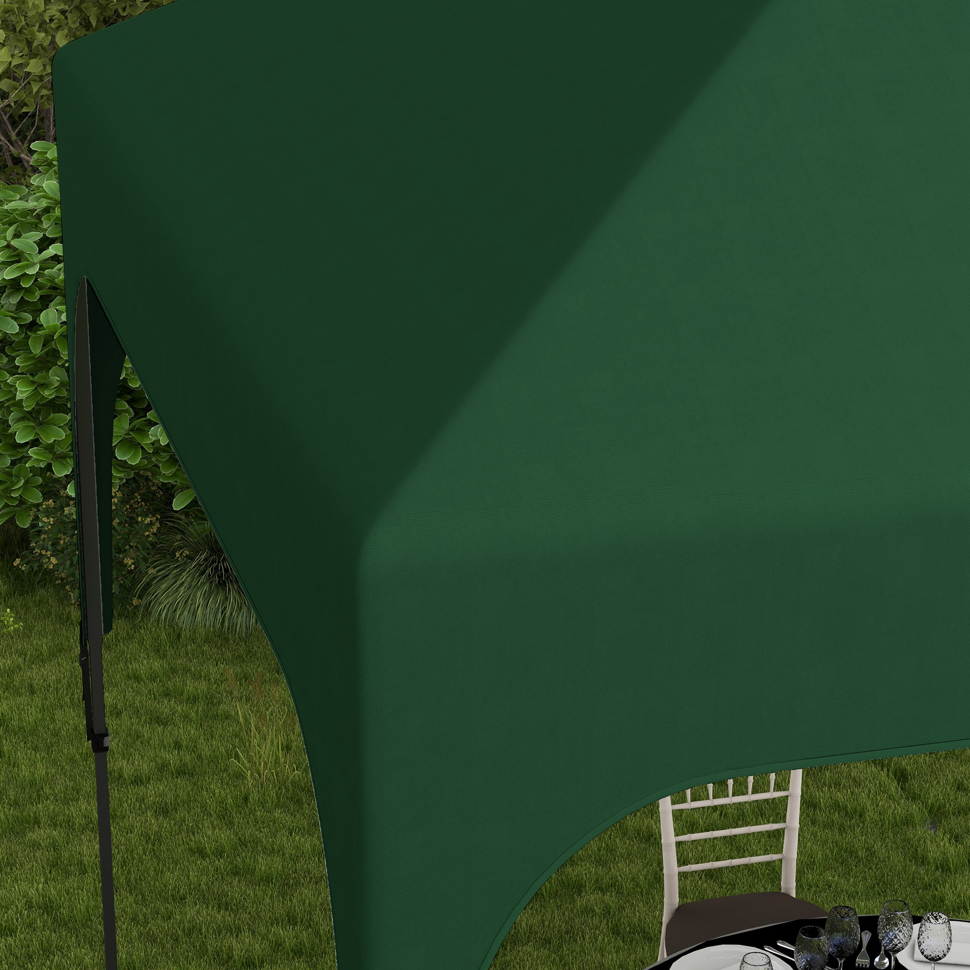 Un dosel verde cubre una mesa puesta para una comida al aire libre. Se ve una silla blanca.