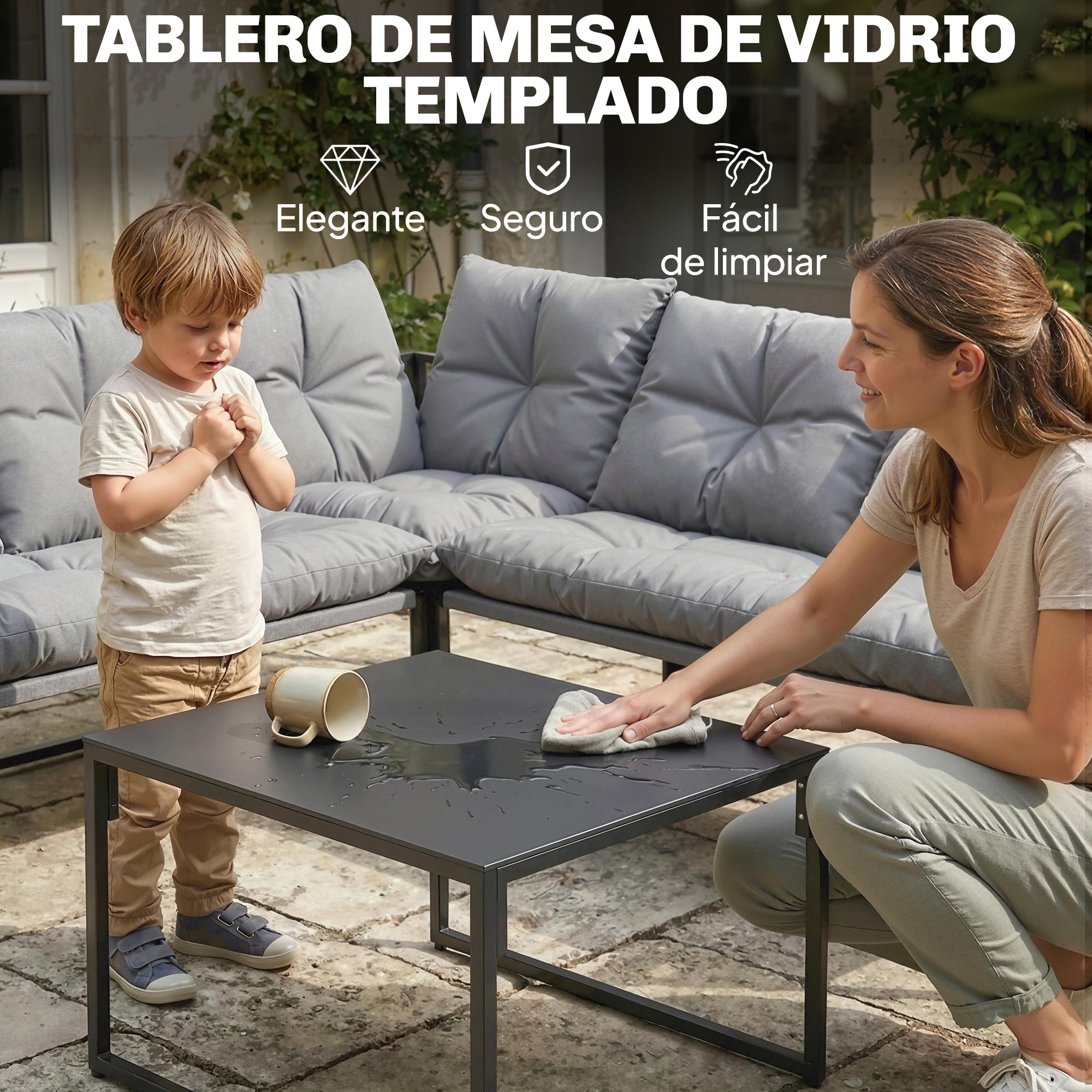 Mujer limpia mesa, niño al lado, con sofá al fondo.
