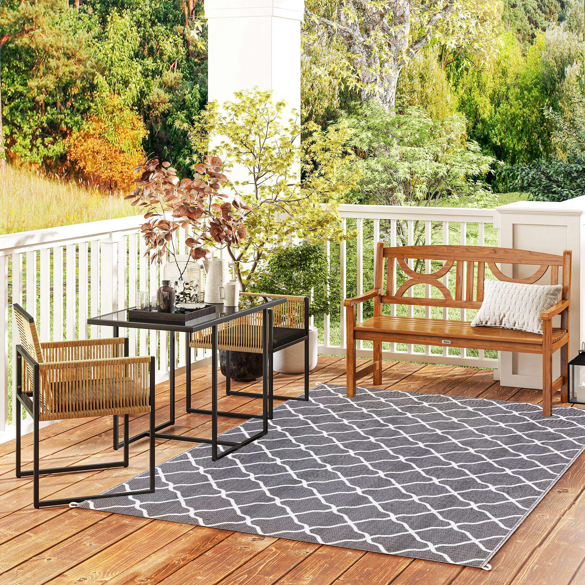 Una mesa de madera con dos sillas y un banco en una terraza de madera con alfombra.