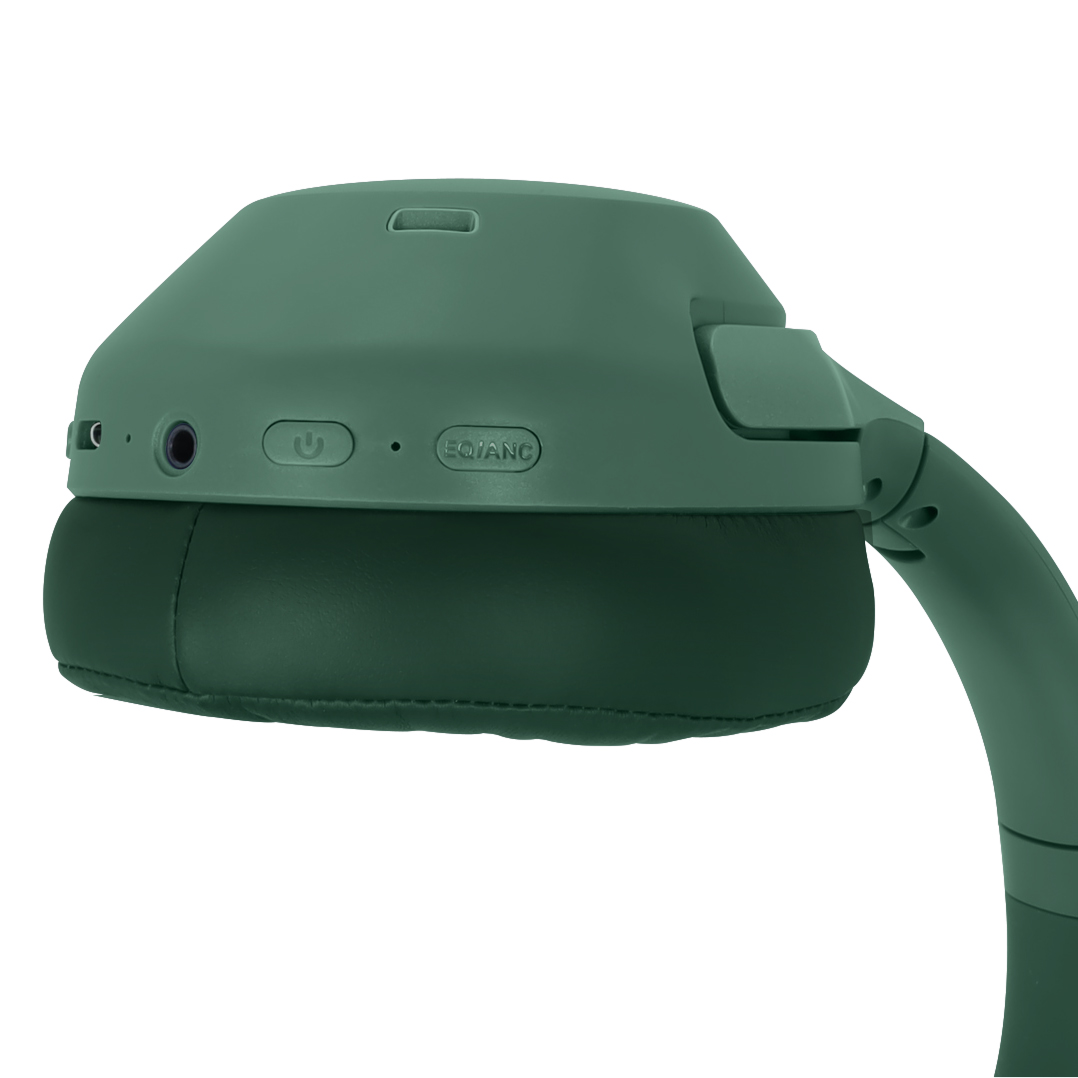 Auriculares verdes con botón ANC y puerto de carga sobre fondo blanco.
