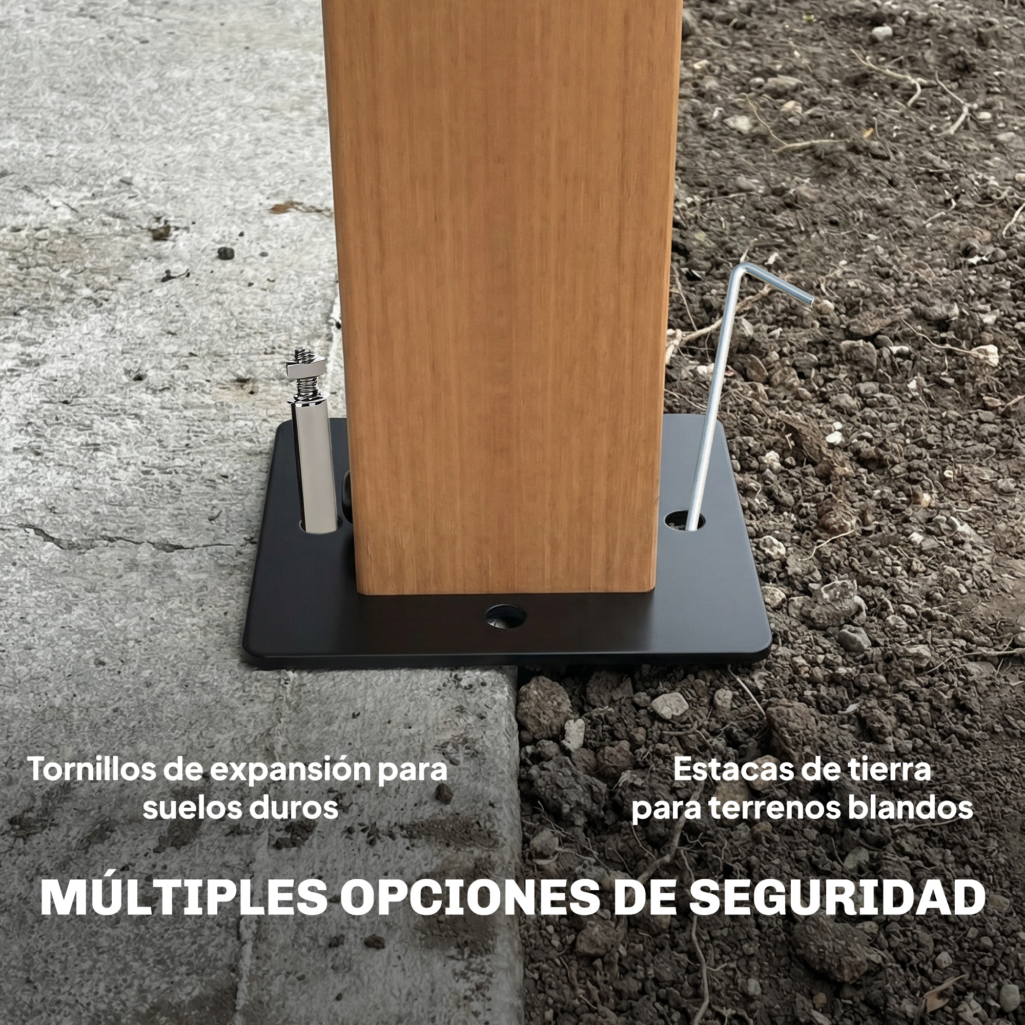 Poste de madera con base negra sobre hormigón y tierra, mostrando dos opciones.